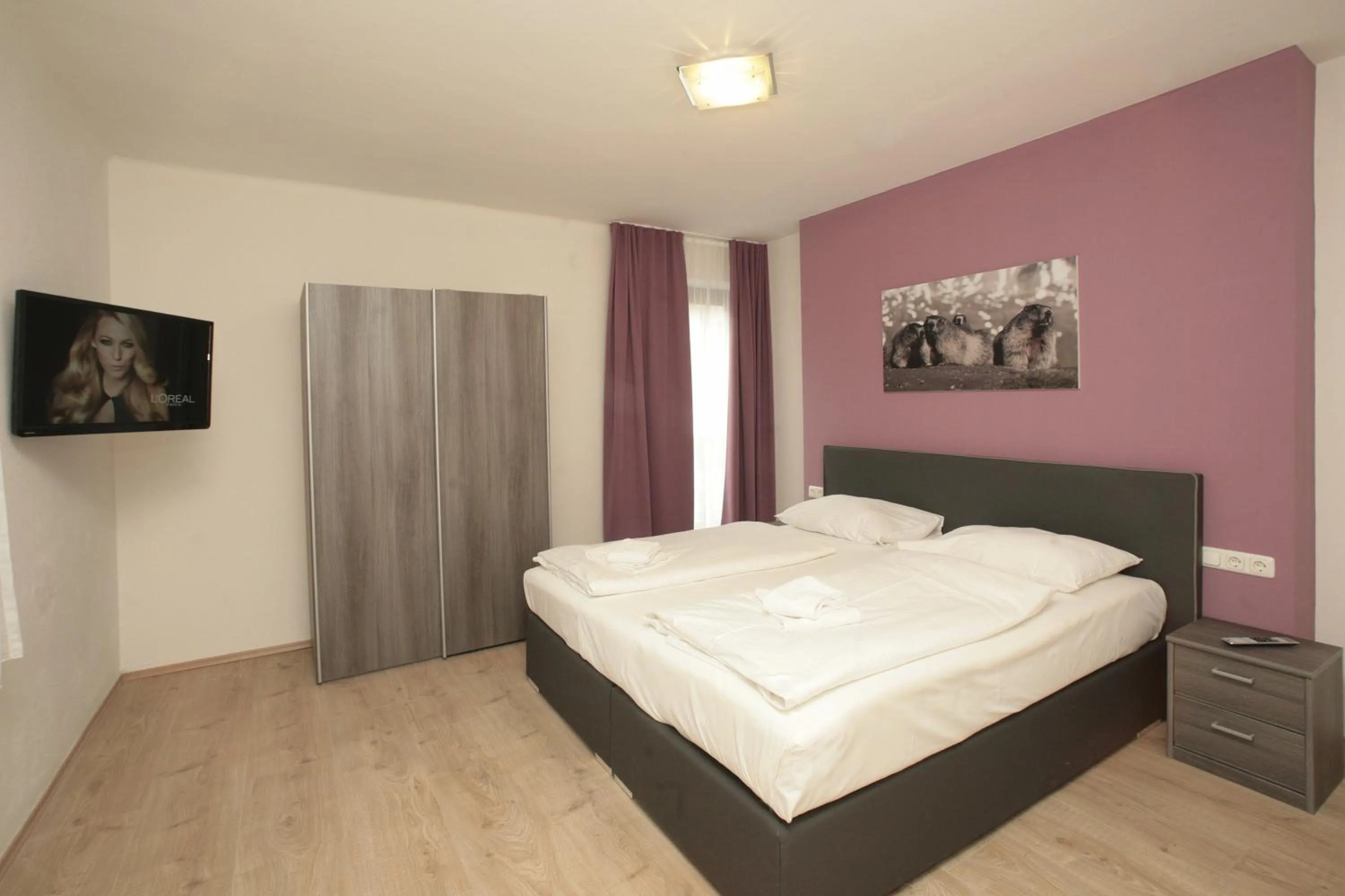 Bed in Lake and Cityhotel Edelweiss - self Check in