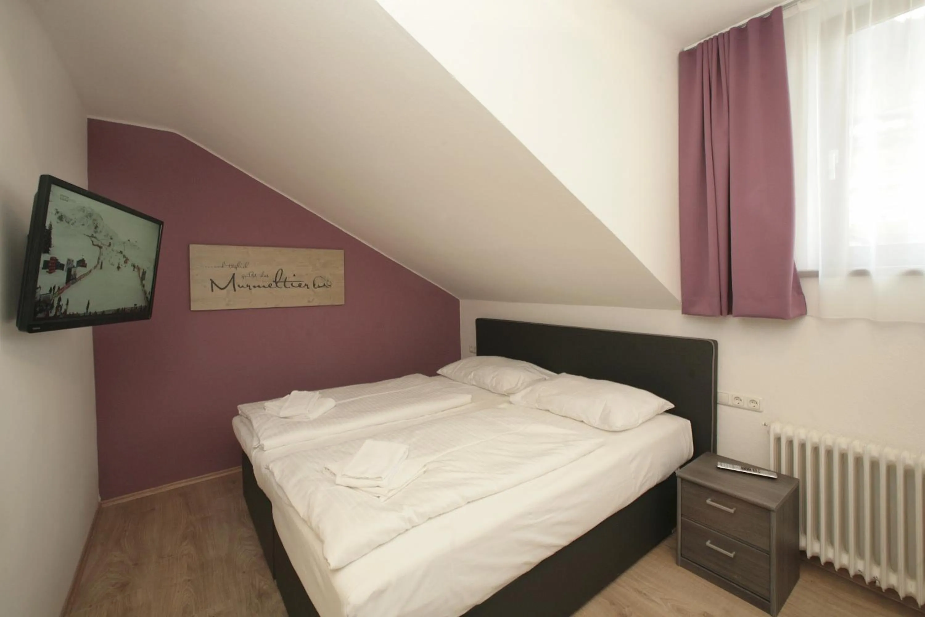 Bed in Lake and Cityhotel Edelweiss - self Check in