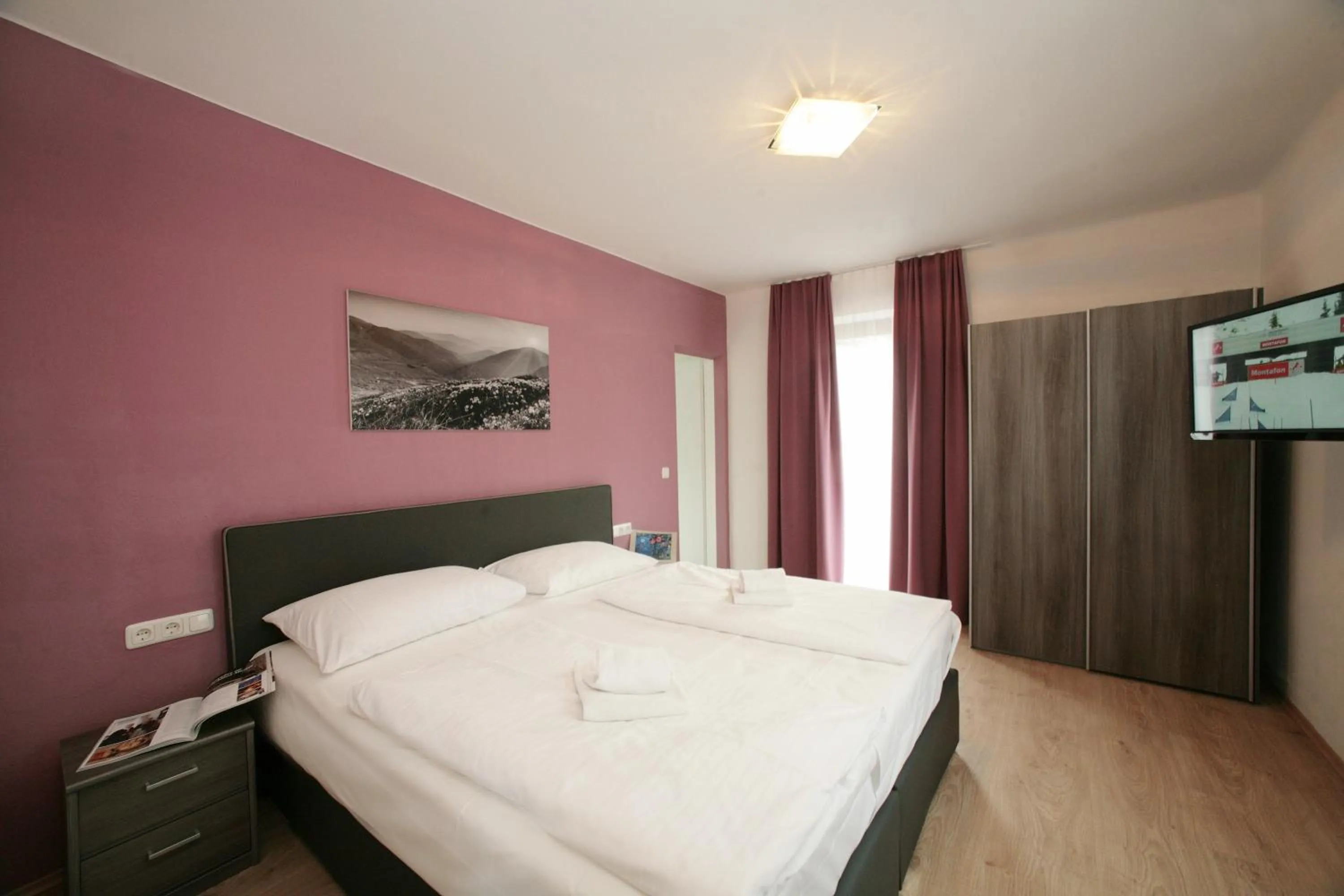 Bed in Lake and Cityhotel Edelweiss - self Check in