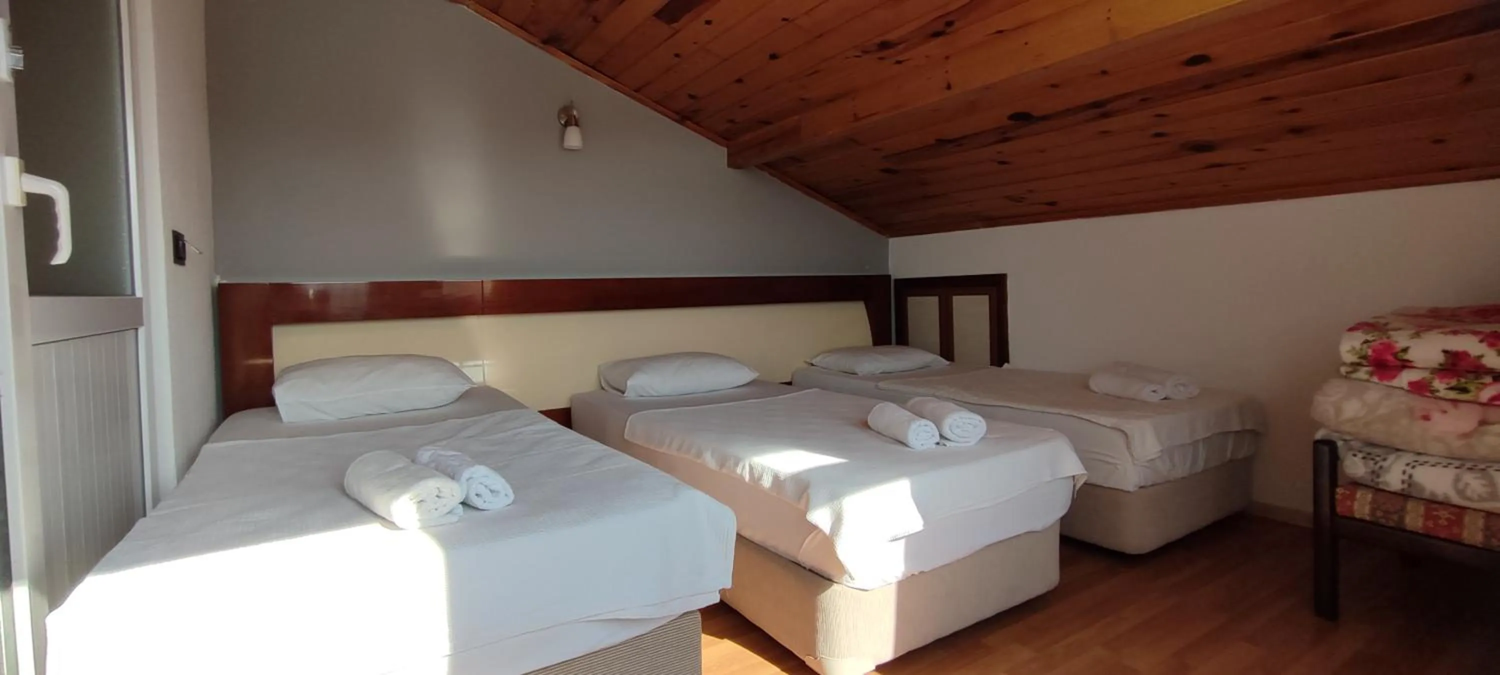 Bed in California Apart Otel