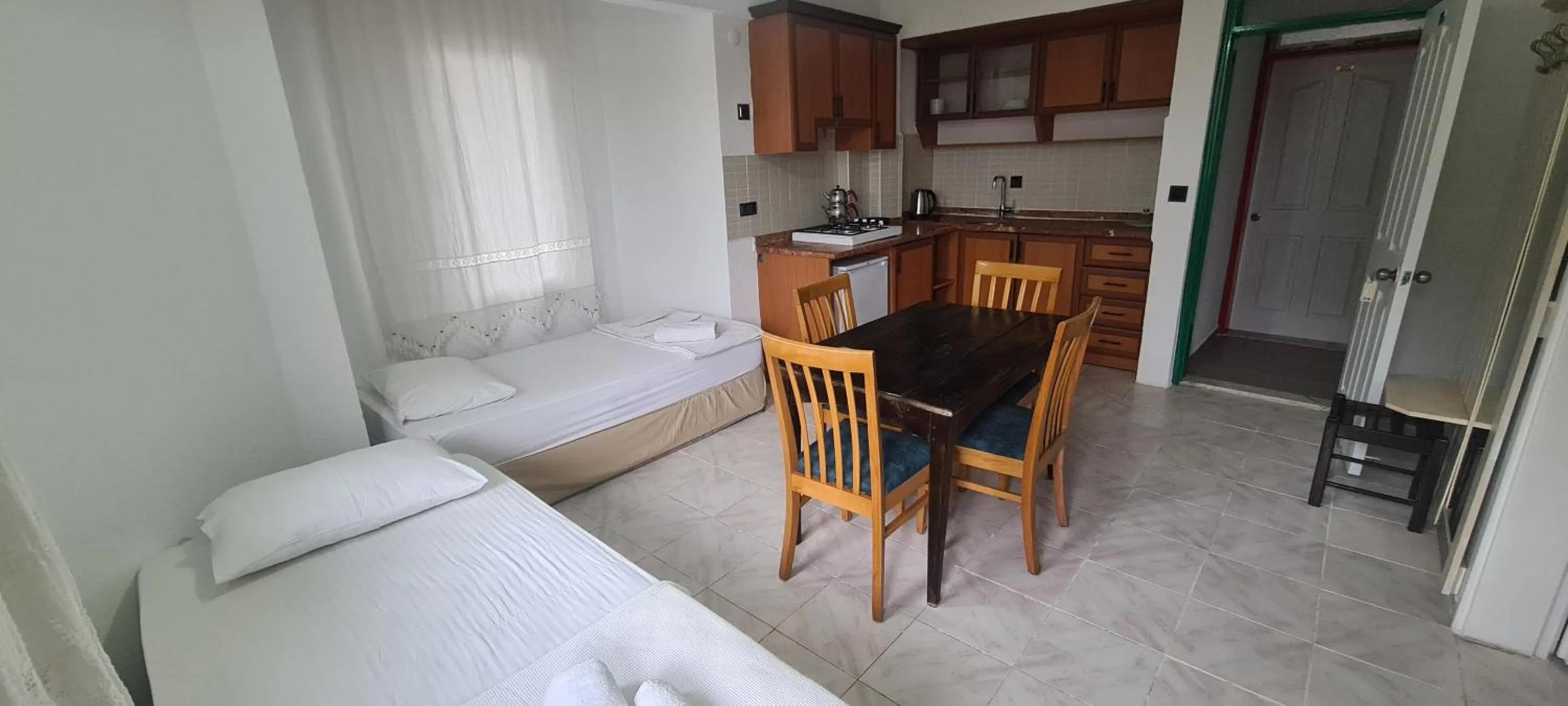 Food, Bed in California Apart Otel