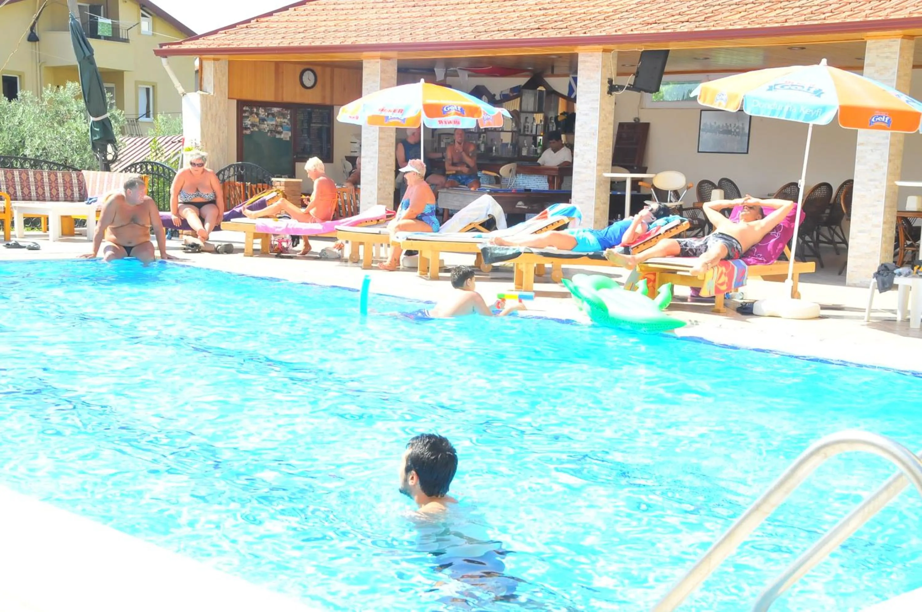 People in California Apart Otel