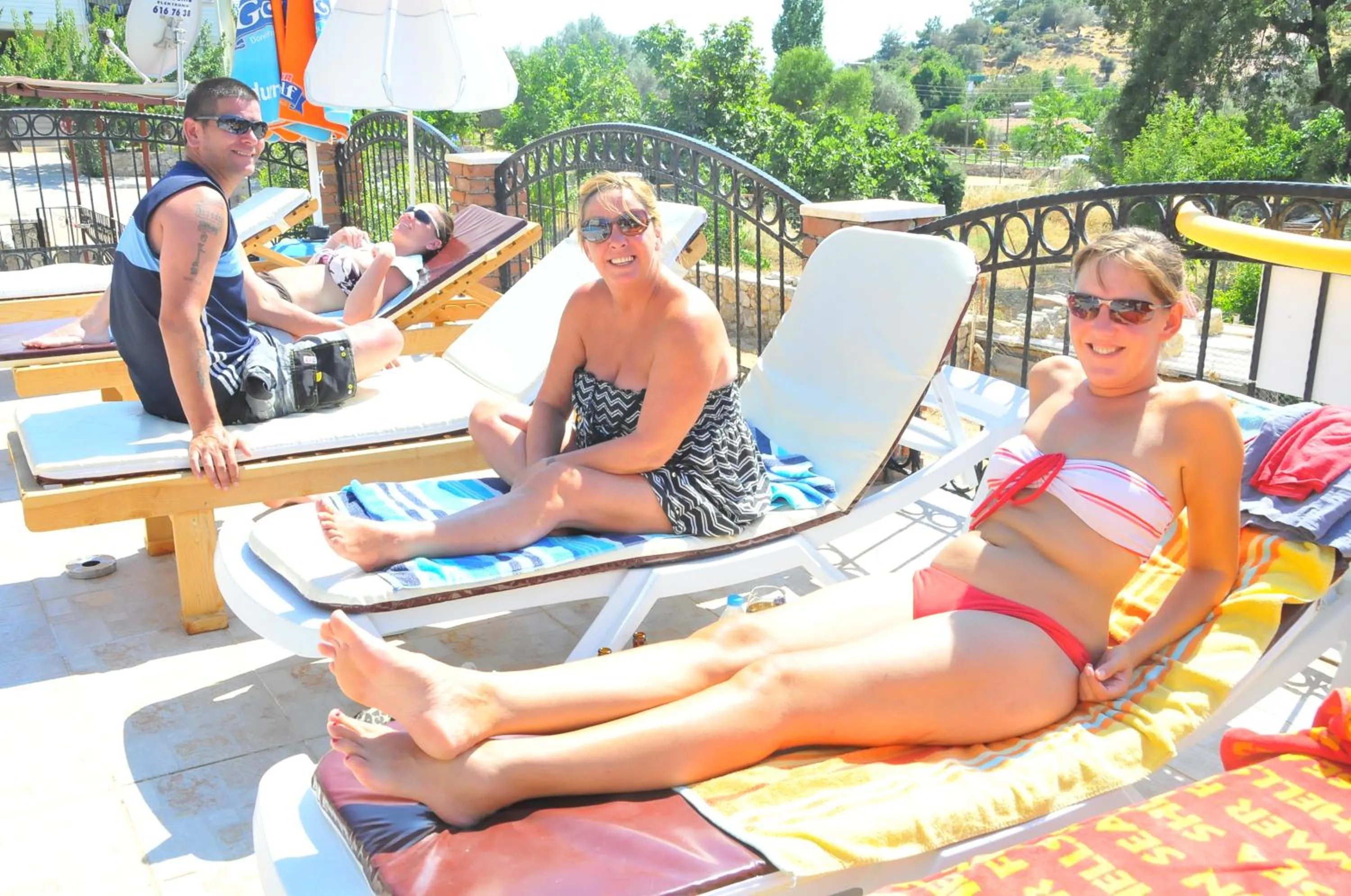 People in California Apart Otel