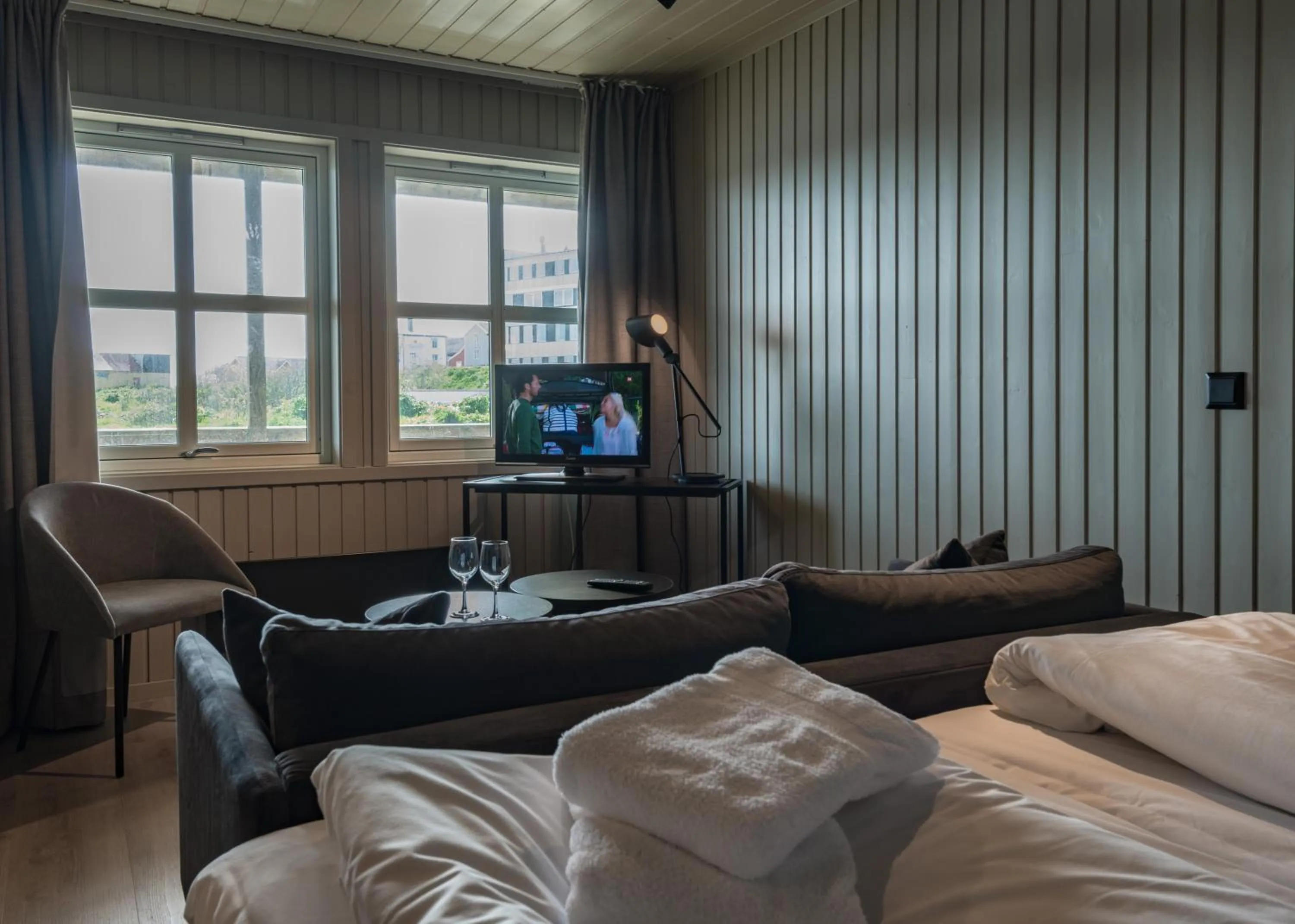 Seating area, Bed in Grønnbuene Rorbu Hotel