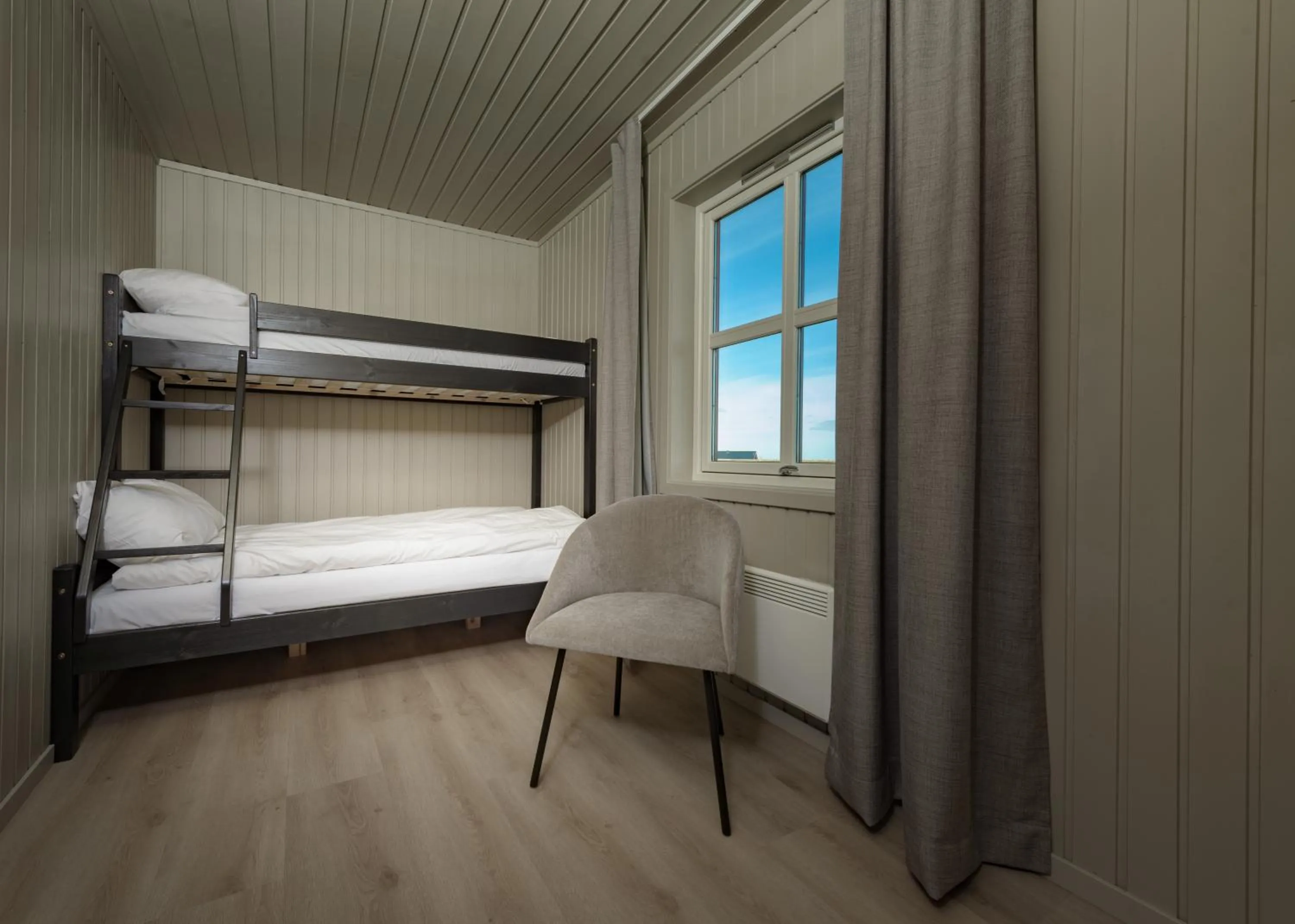 bunk bed, Bed in Grønnbuene Rorbu Hotel