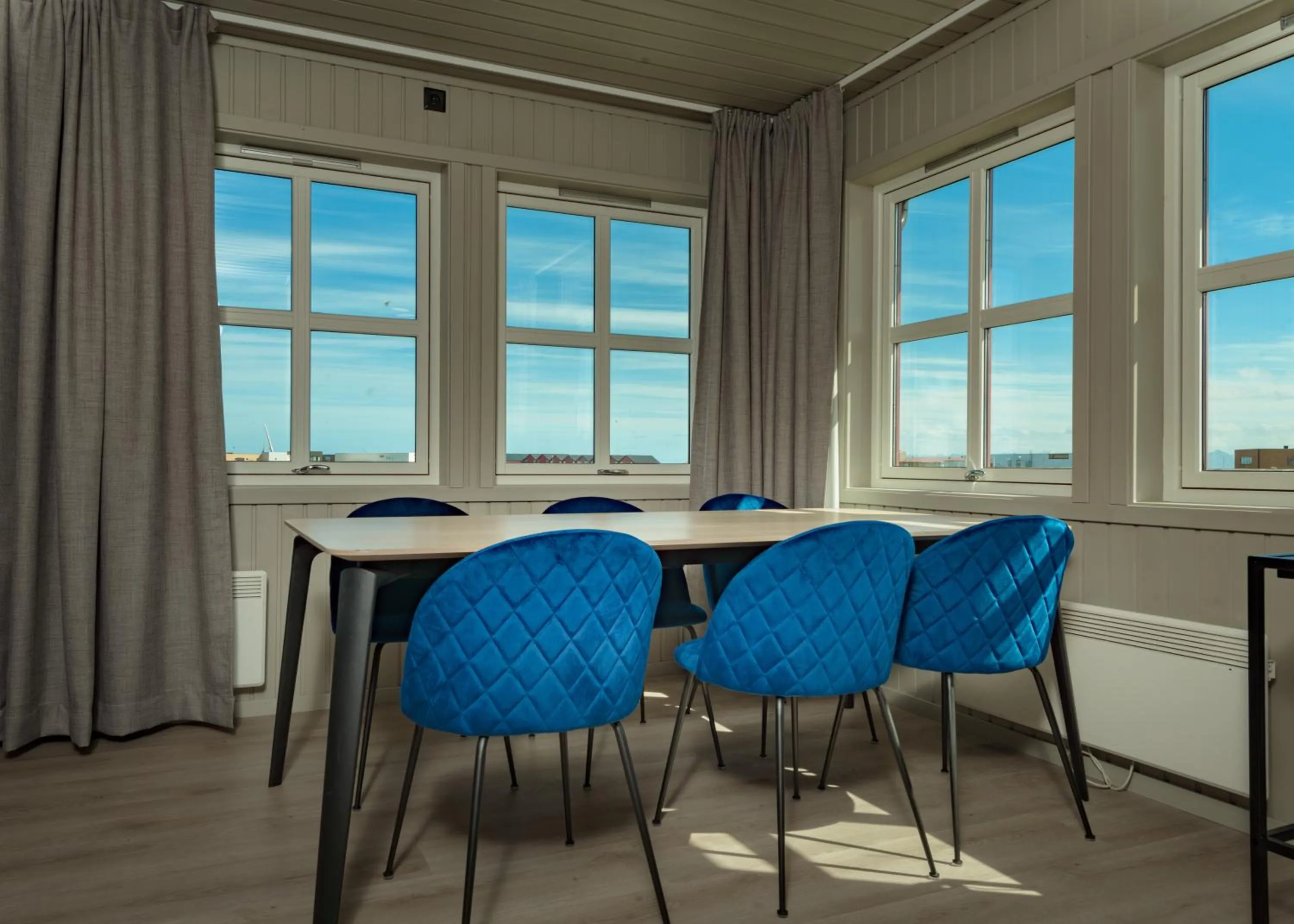 Seating area in Grønnbuene Rorbu Hotel