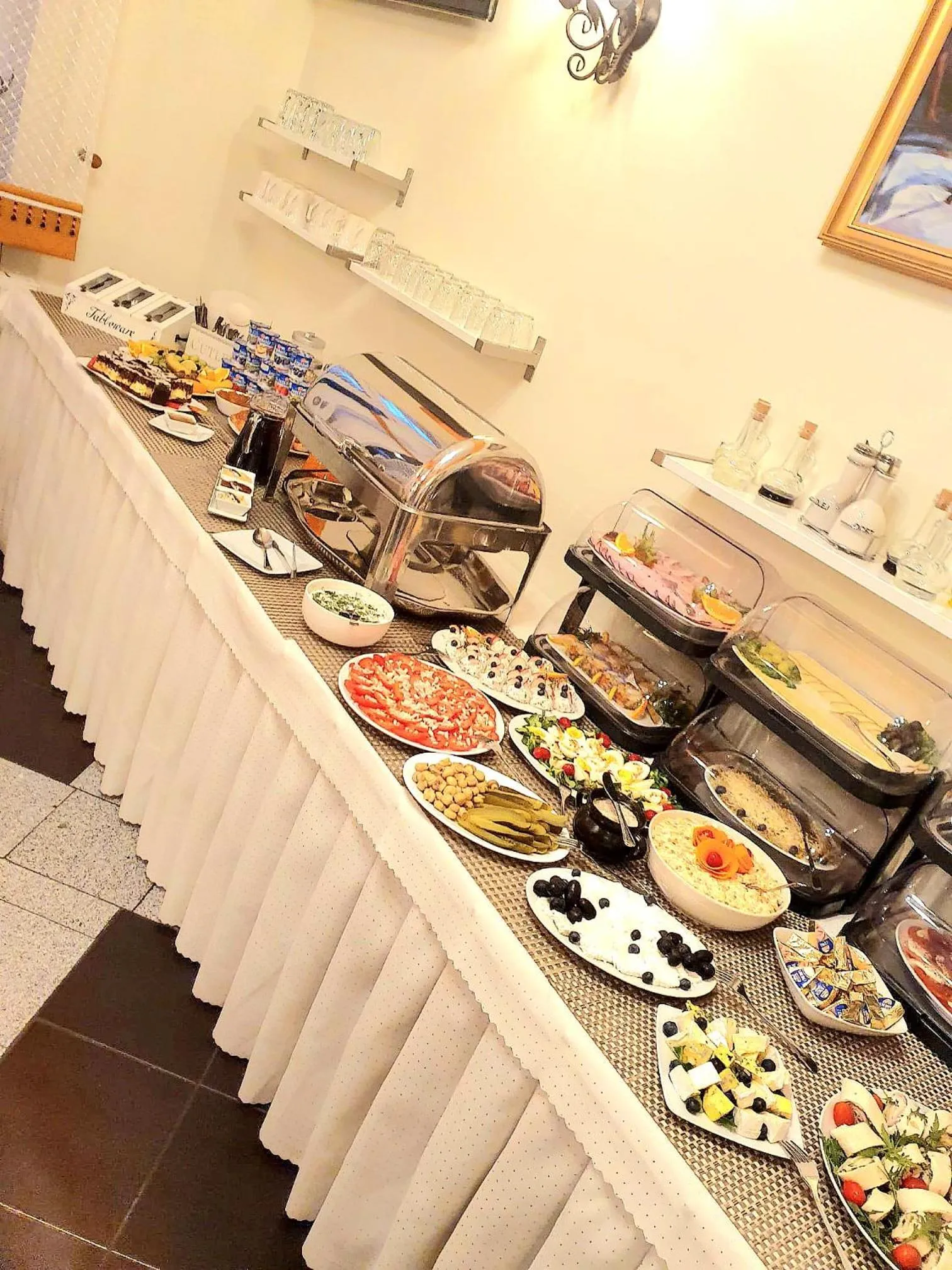 Food and drinks in Hotel Aslan