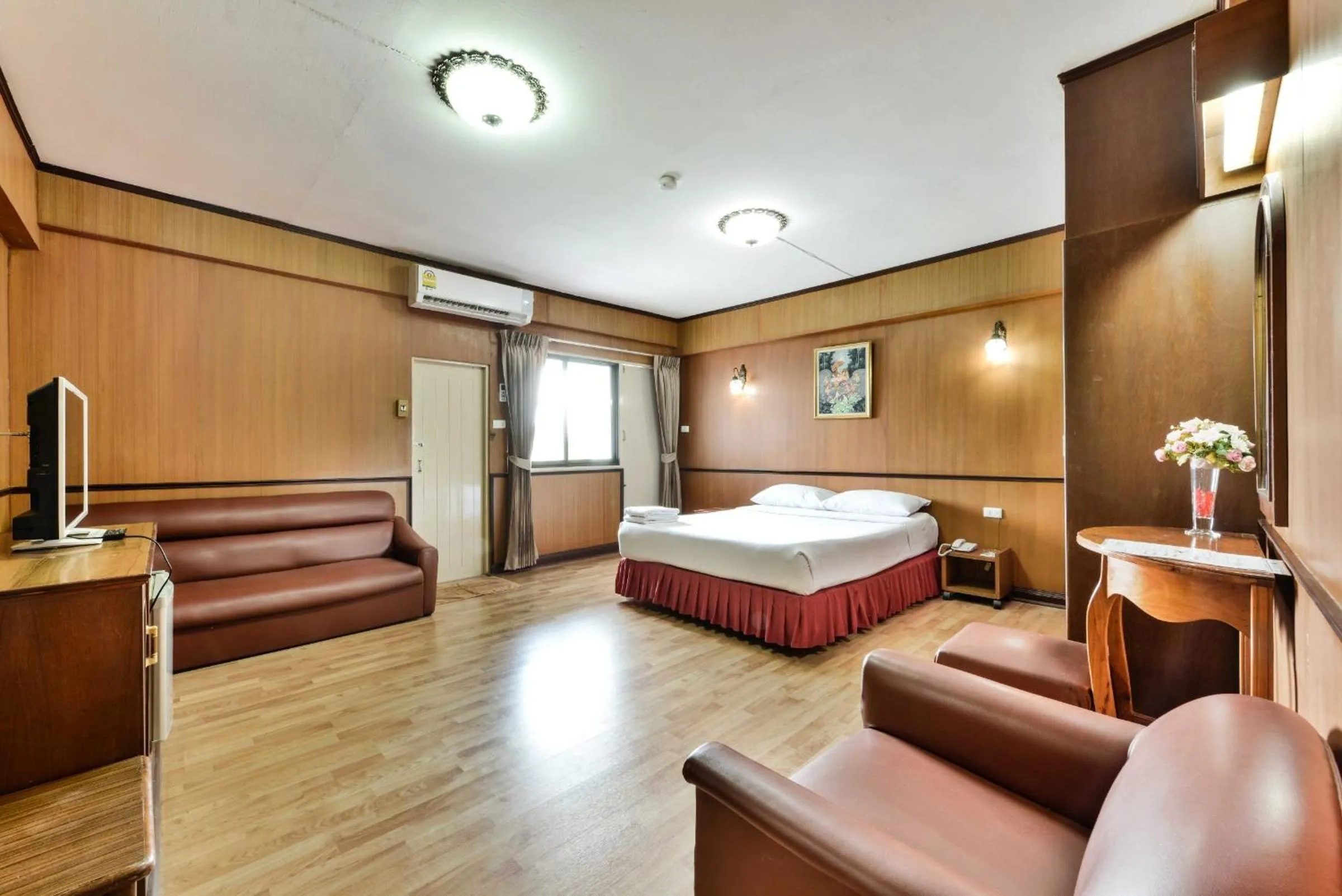 Photo of the whole room, Bed in Nice Palace Hotel