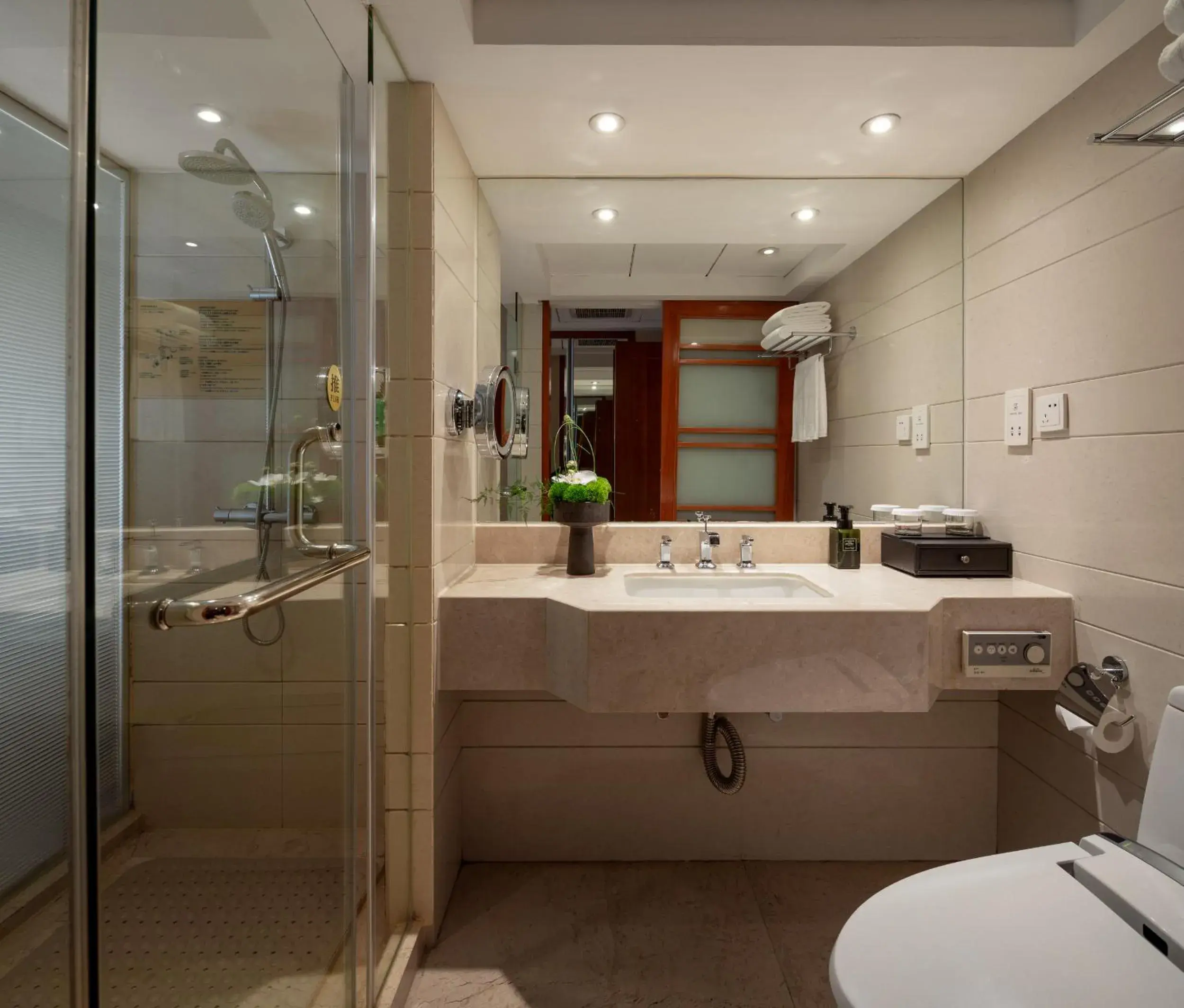 Double or Twin Room with Swimming Pool Access - single occupancy in Zhejiang Narada Grand Hotel Double or Twin Room with Swimming Pool Access - single occupancy in Zhejiang Narada Grand Hotel