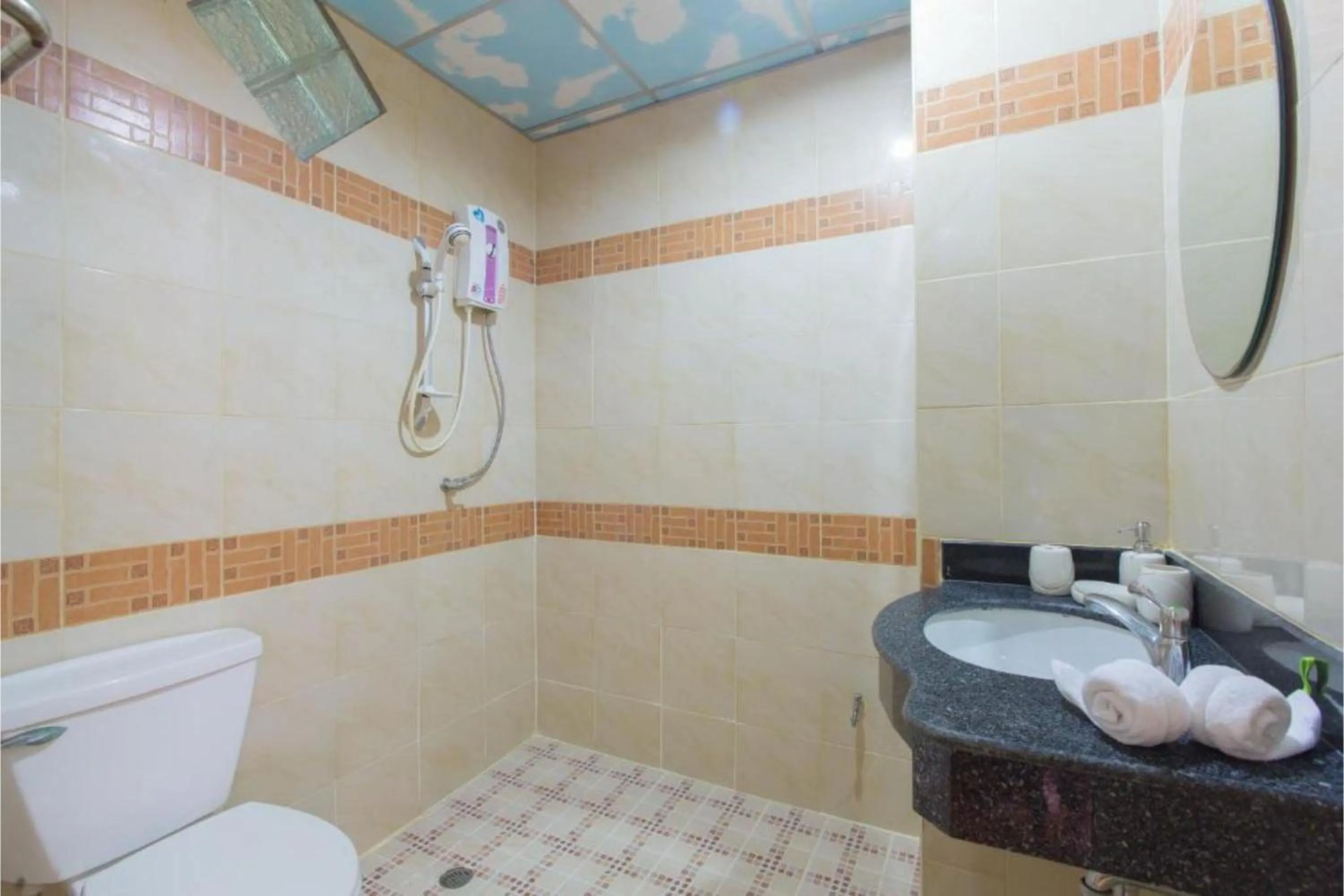 Bathroom in Patong Rai Rom Yen Resort SHA