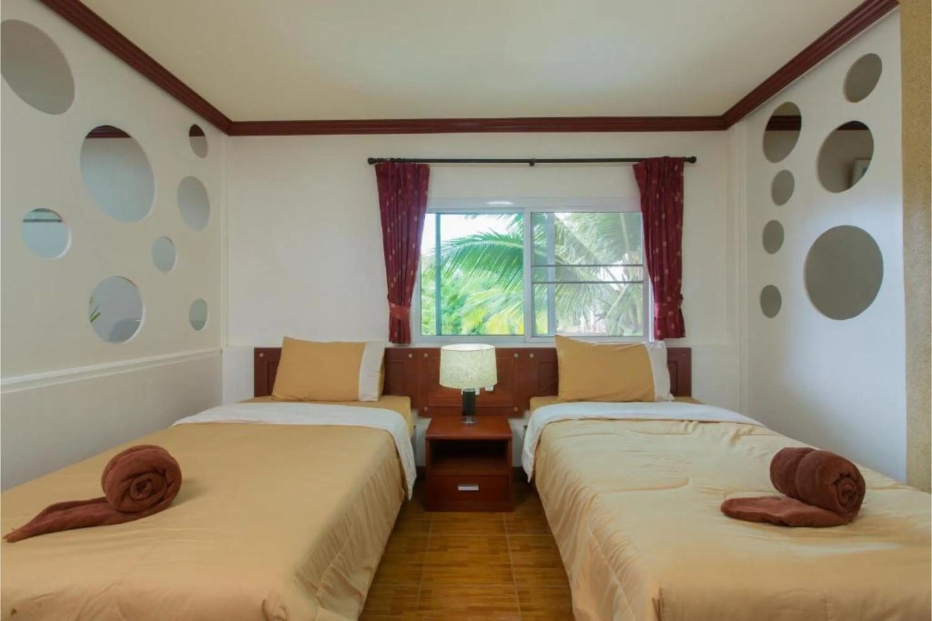 Bed in Patong Rai Rom Yen Resort SHA