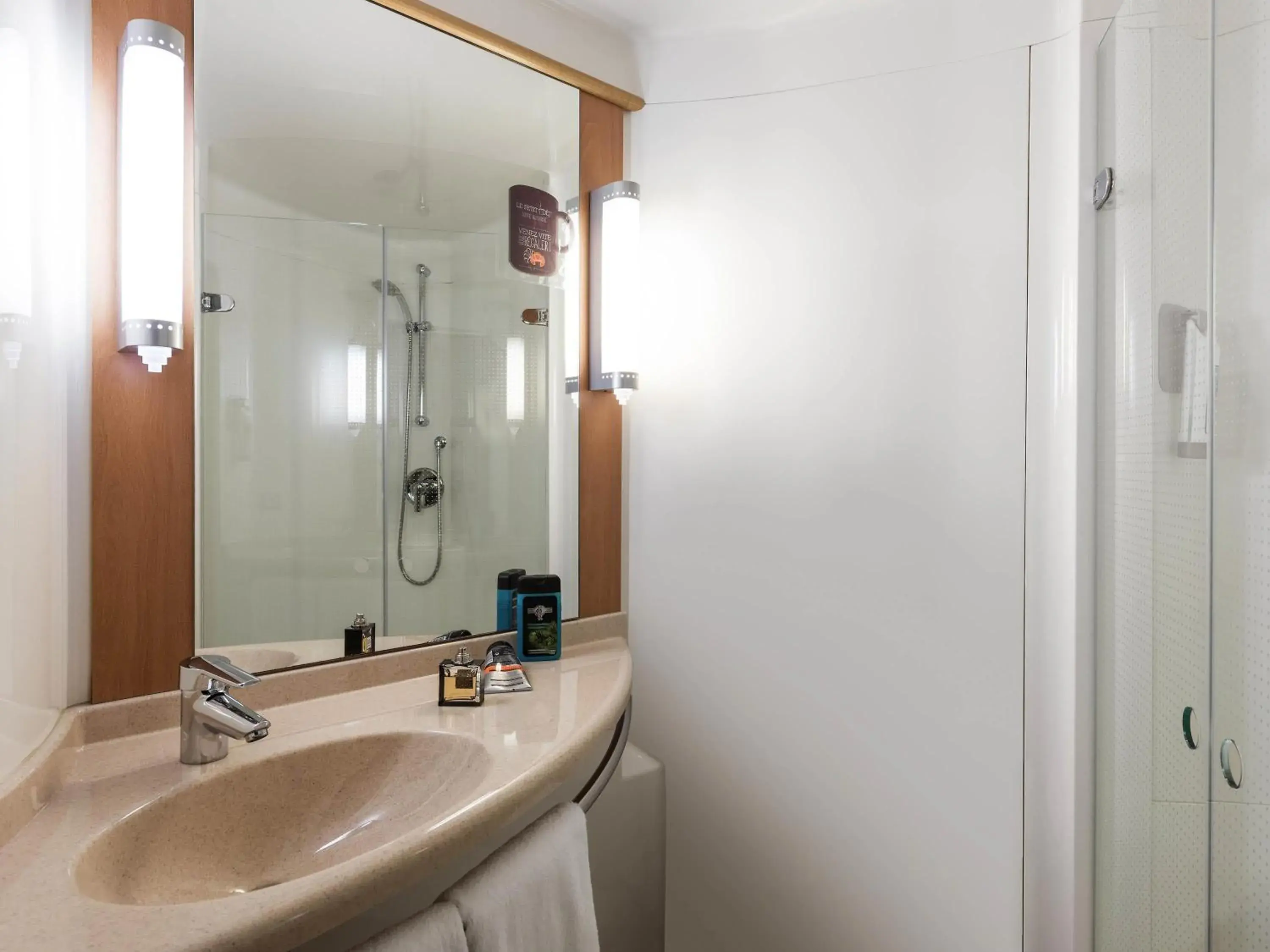 Bedroom in ibis Montbéliard Bedroom in ibis Montbéliard