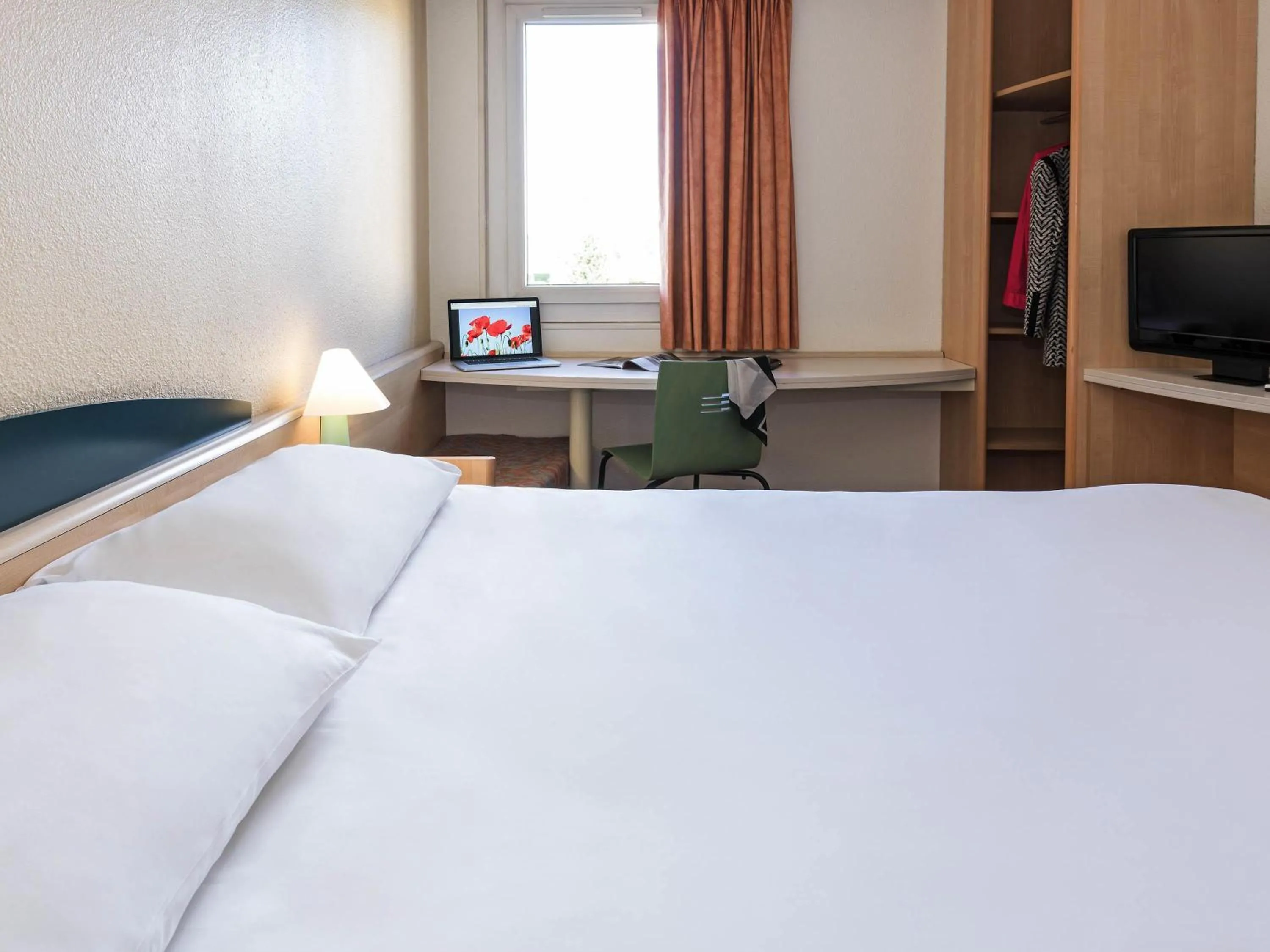 Bedroom, Bed in ibis Montbéliard