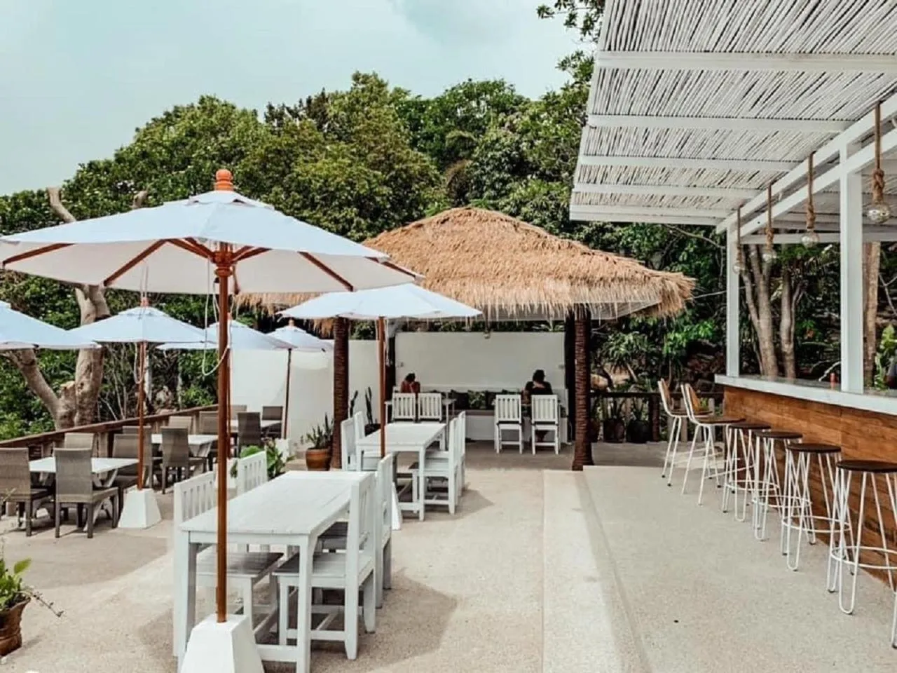 Restaurant/places to eat in High Life Bungalow