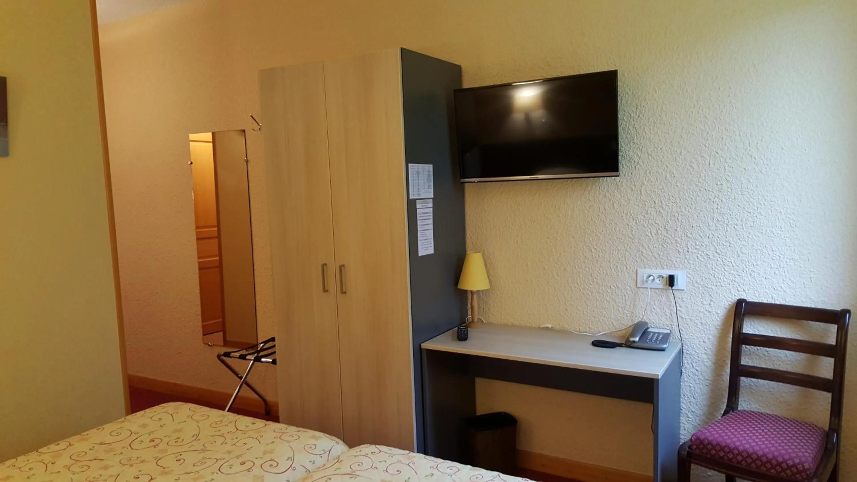 TV and multimedia, Bed in Hotel Restaurant La Martiniere