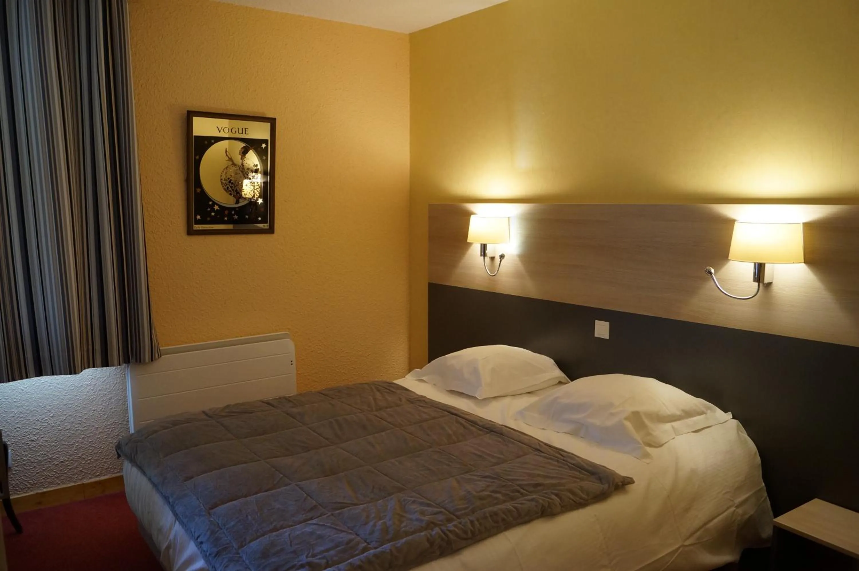 Bed in Hotel Restaurant La Martiniere