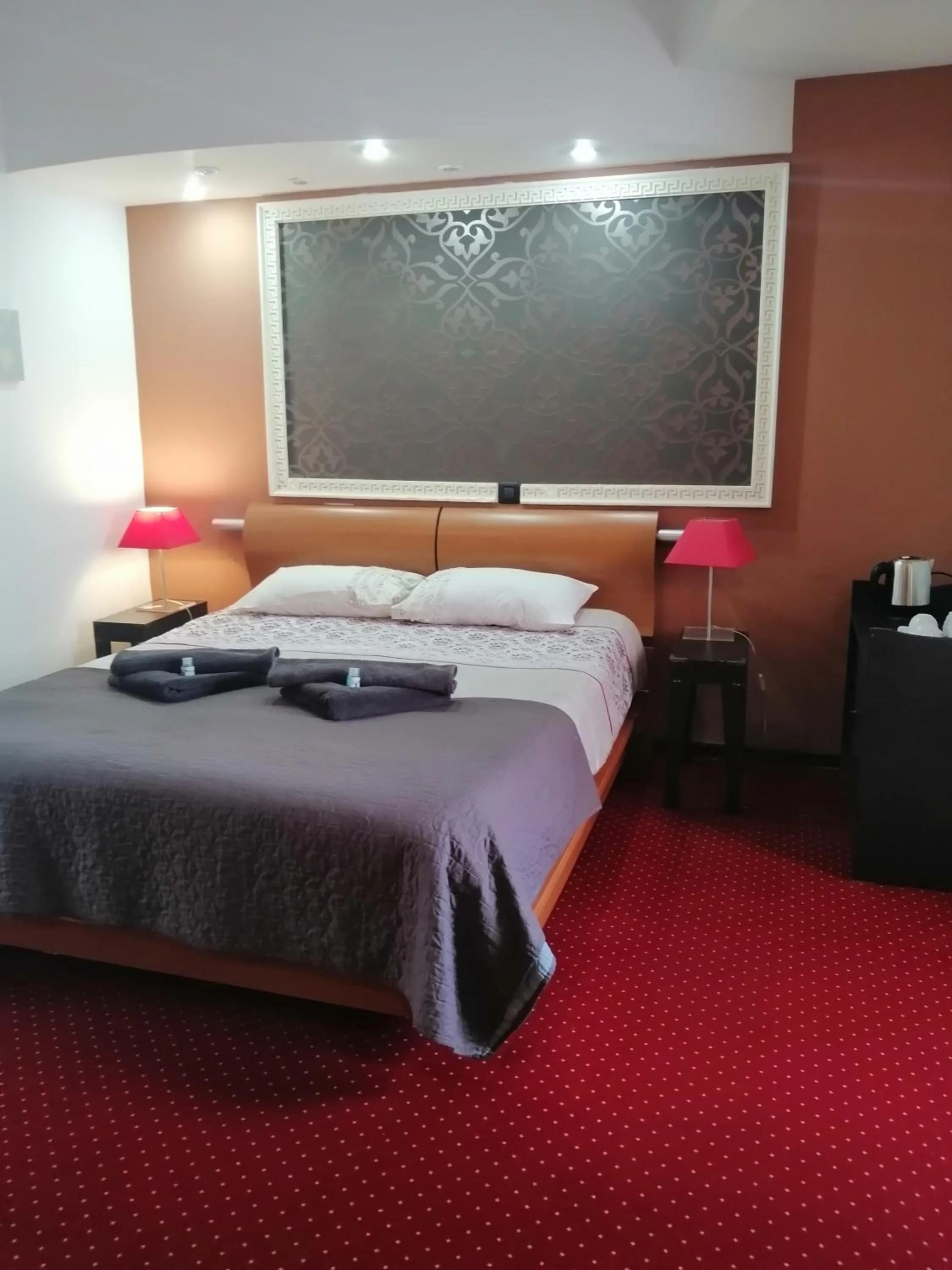 Photo of the whole room, Bed in Bizant Boutique