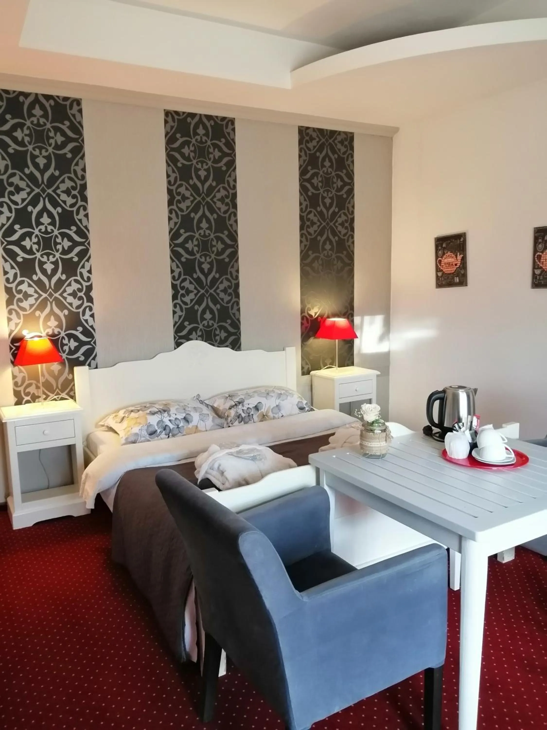 Photo of the whole room, Bed in Bizant Boutique