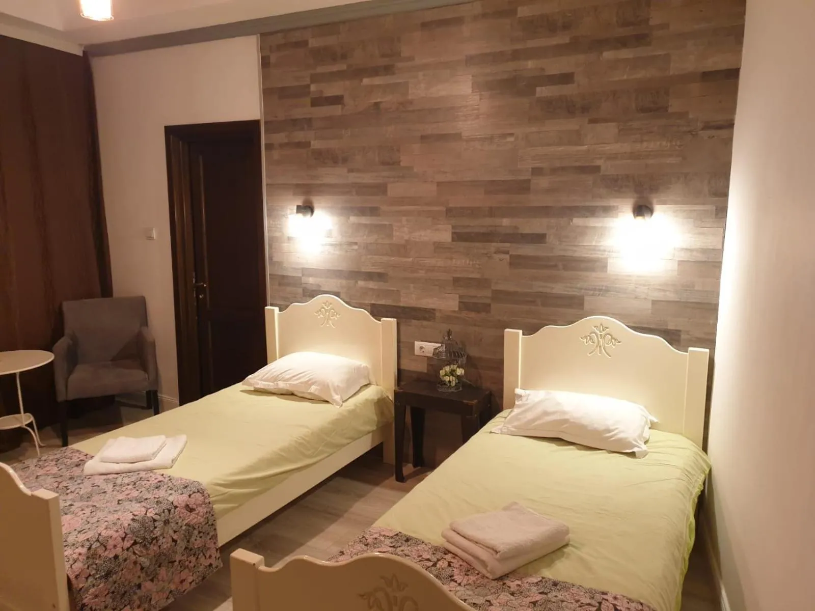 Photo of the whole room, Bed in Bizant Boutique