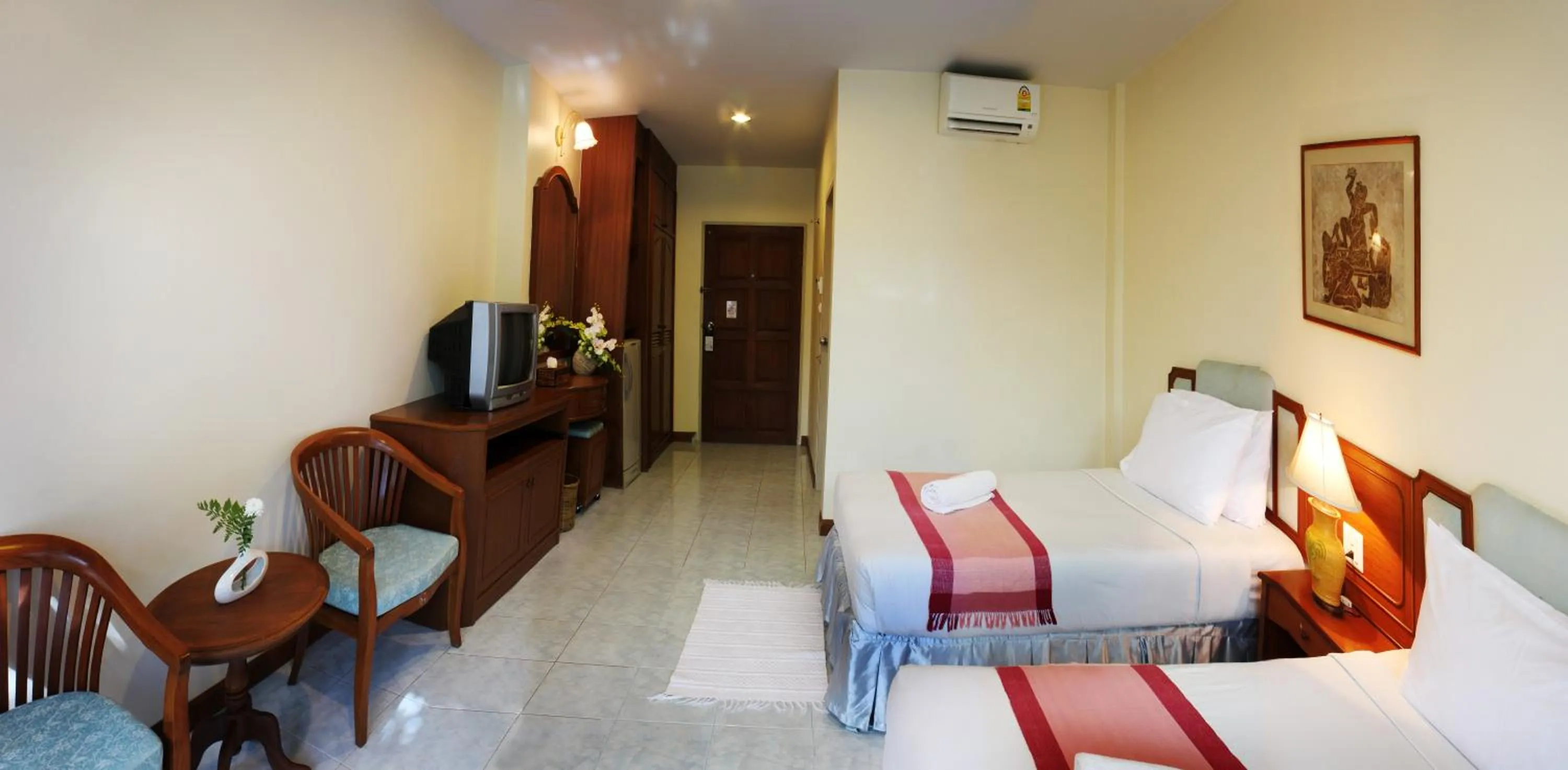 Photo of the whole room, Bed in Baan Pron Phateep