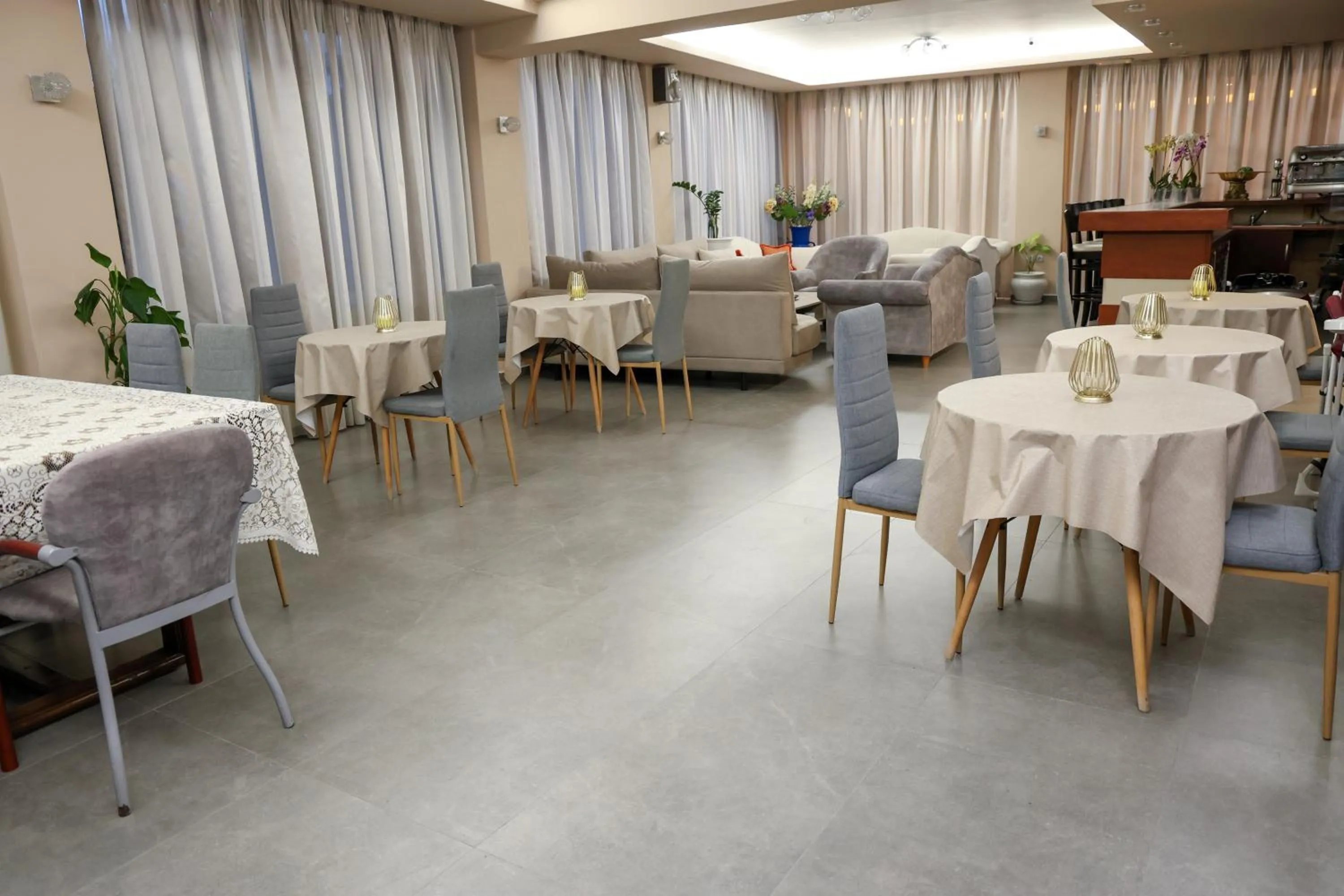 Restaurant/places to eat in Marie Hotel