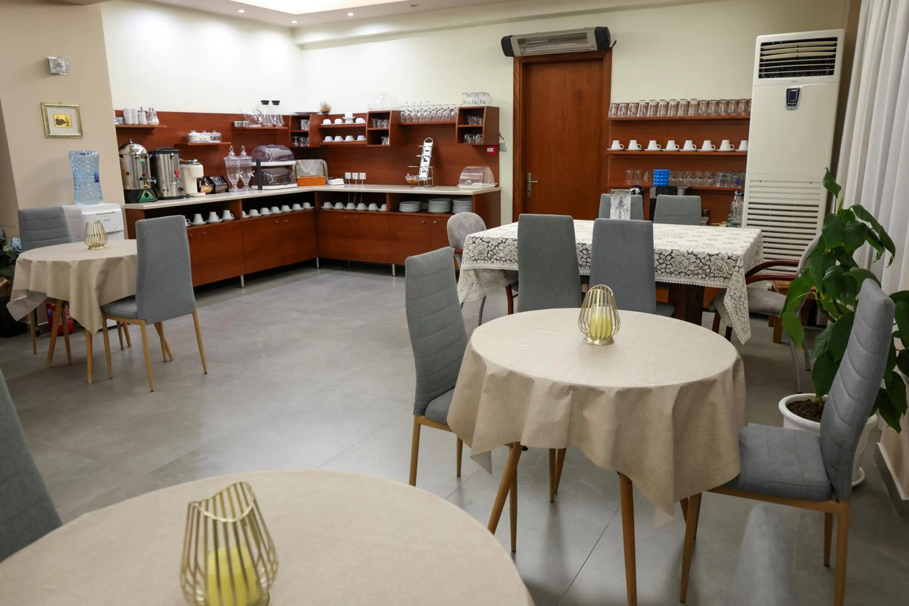 Restaurant/places to eat in Marie Hotel