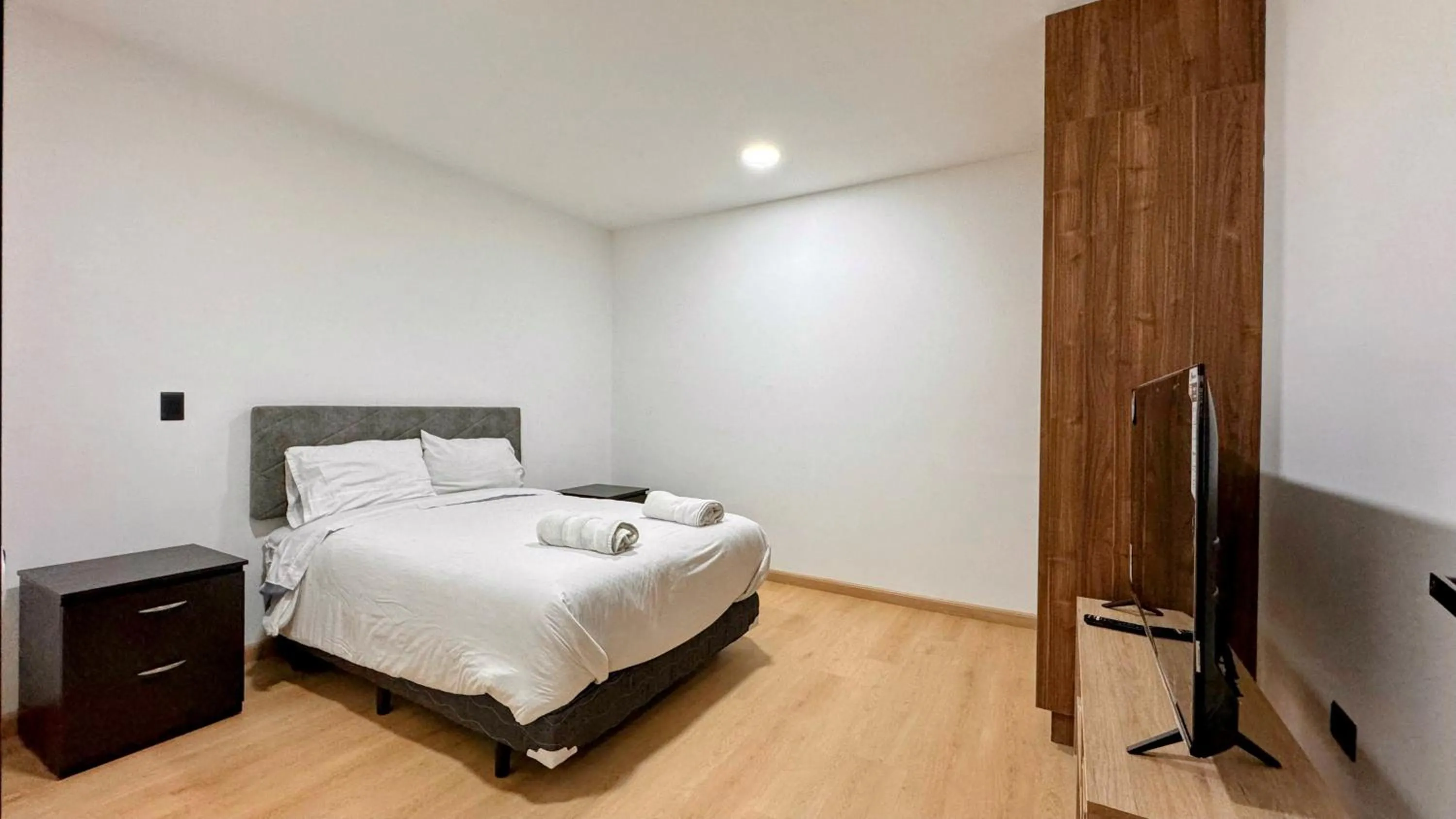 Communal lounge/ TV room, Bed in Edificio Tofino