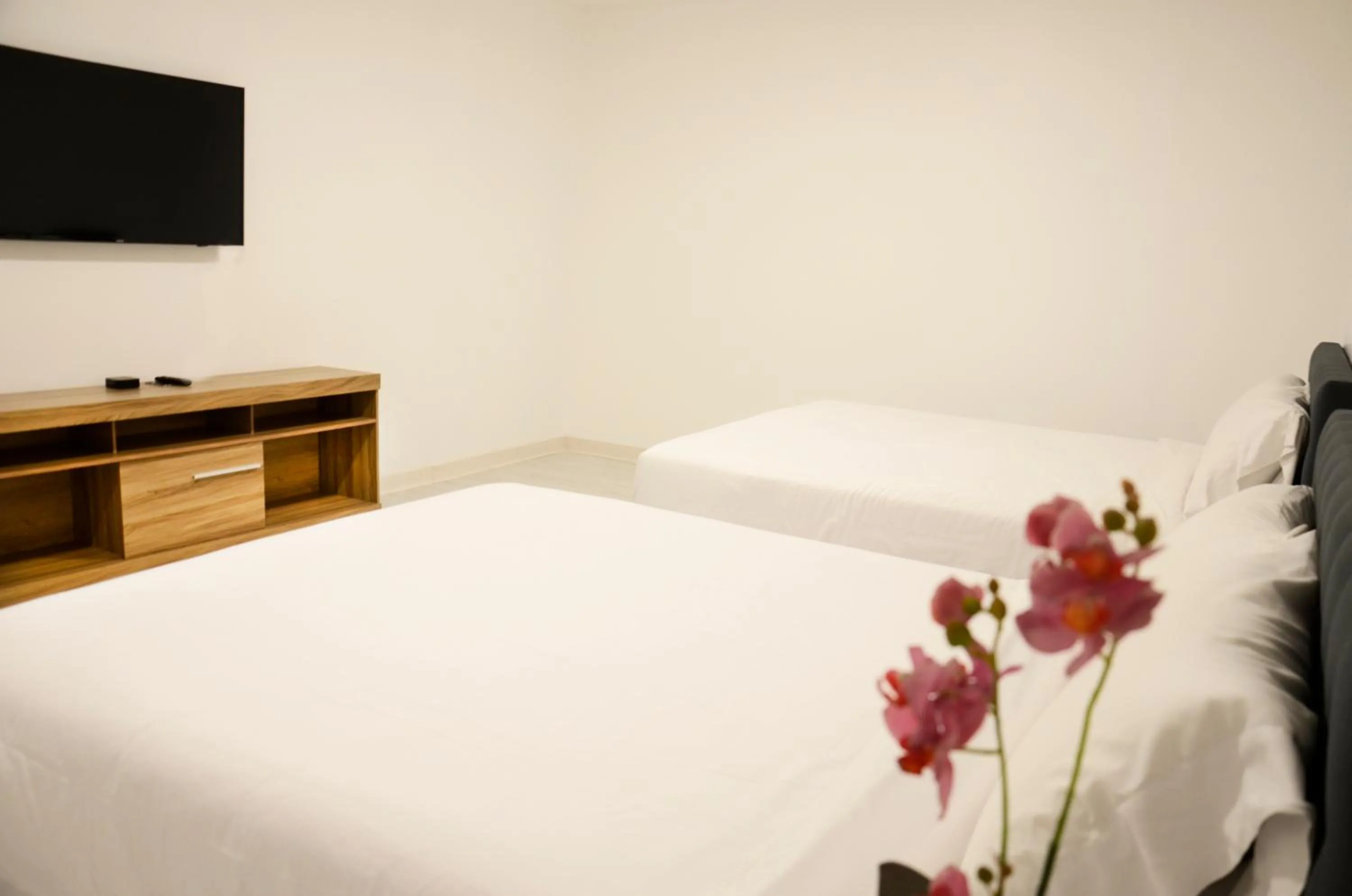 Bedroom, Bed in Edificio Tofino