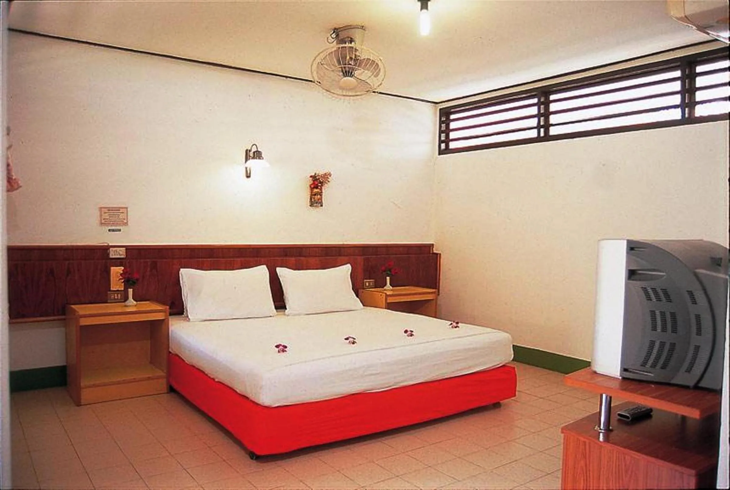 Bedroom, Bed in OP Bungalow