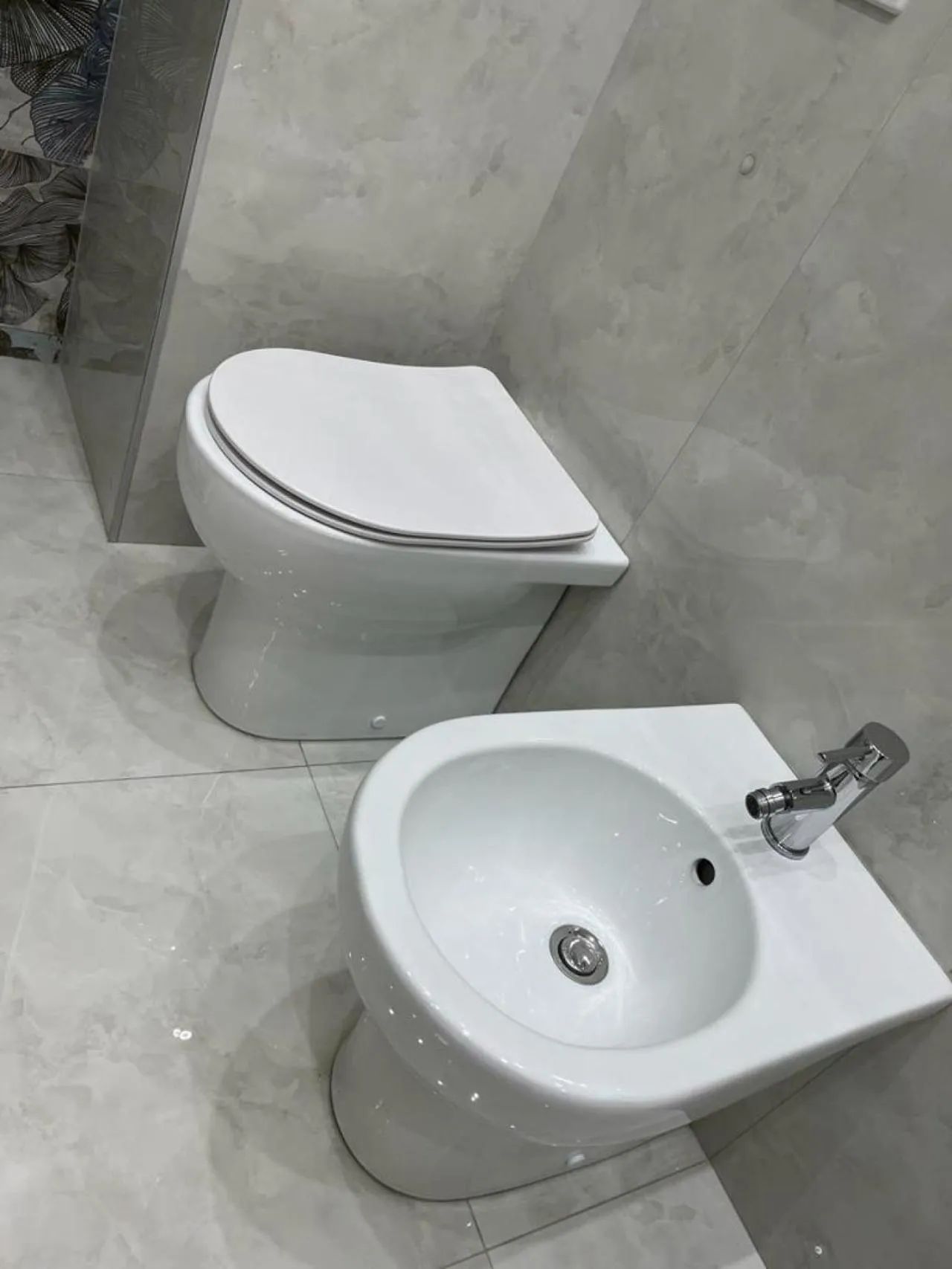 Toilet in Royal Flower