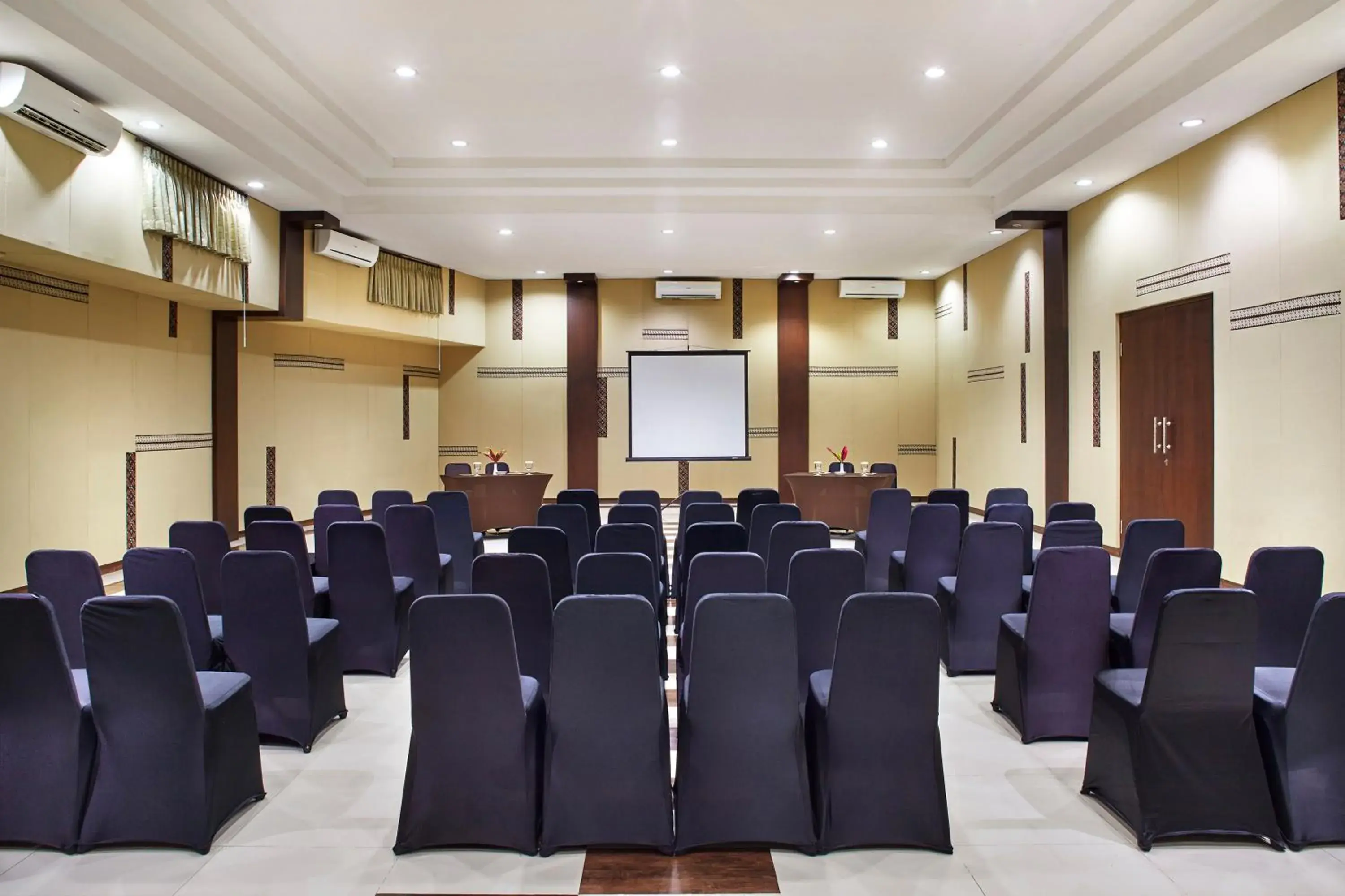 Banquet/Function facilities in Jambuluwuk Convention Hall & Resort Puncak Banquet/Function facilities in Jambuluwuk Convention Hall & Resort Puncak