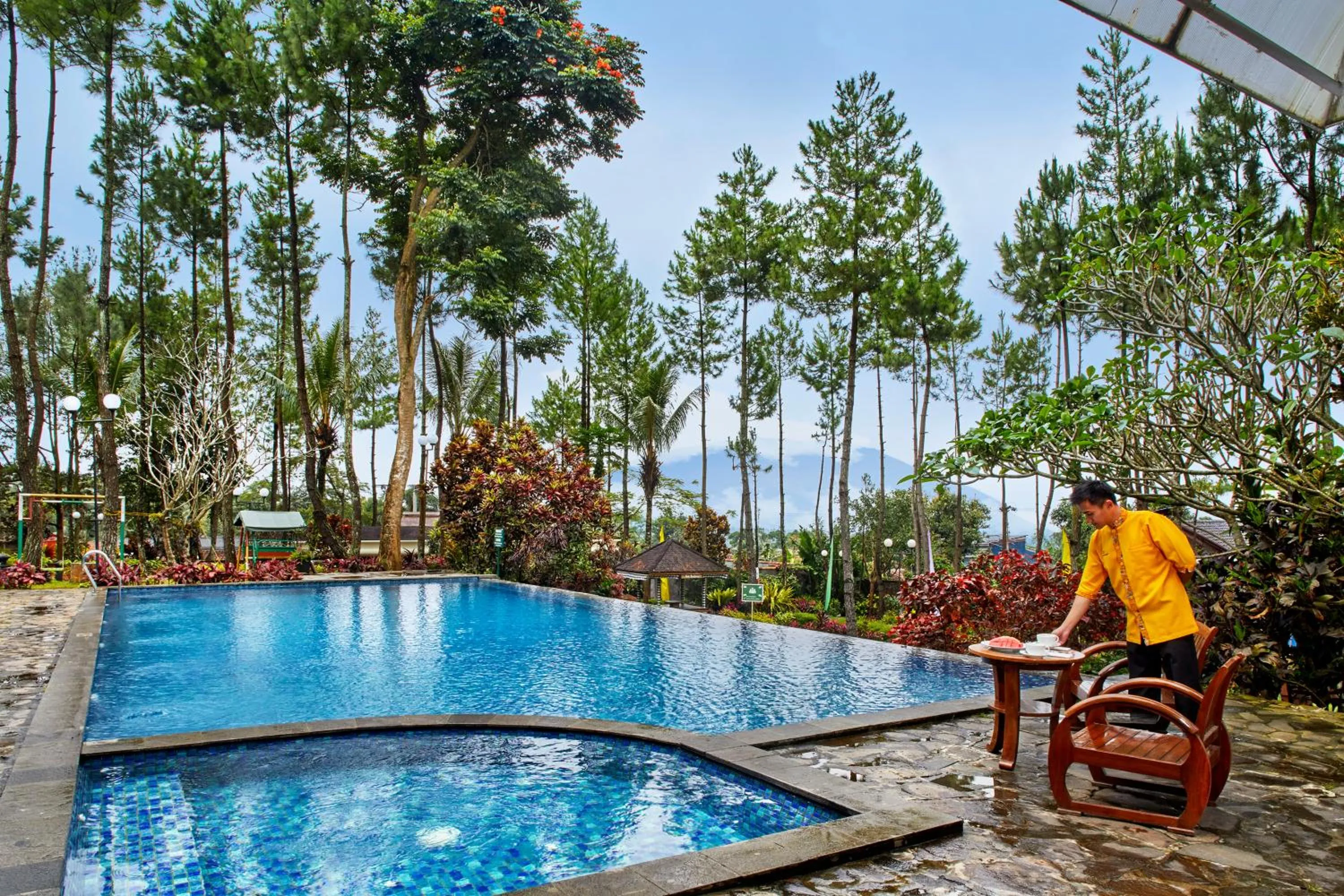 Swimming pool in Jambuluwuk Convention Hall & Resort Puncak