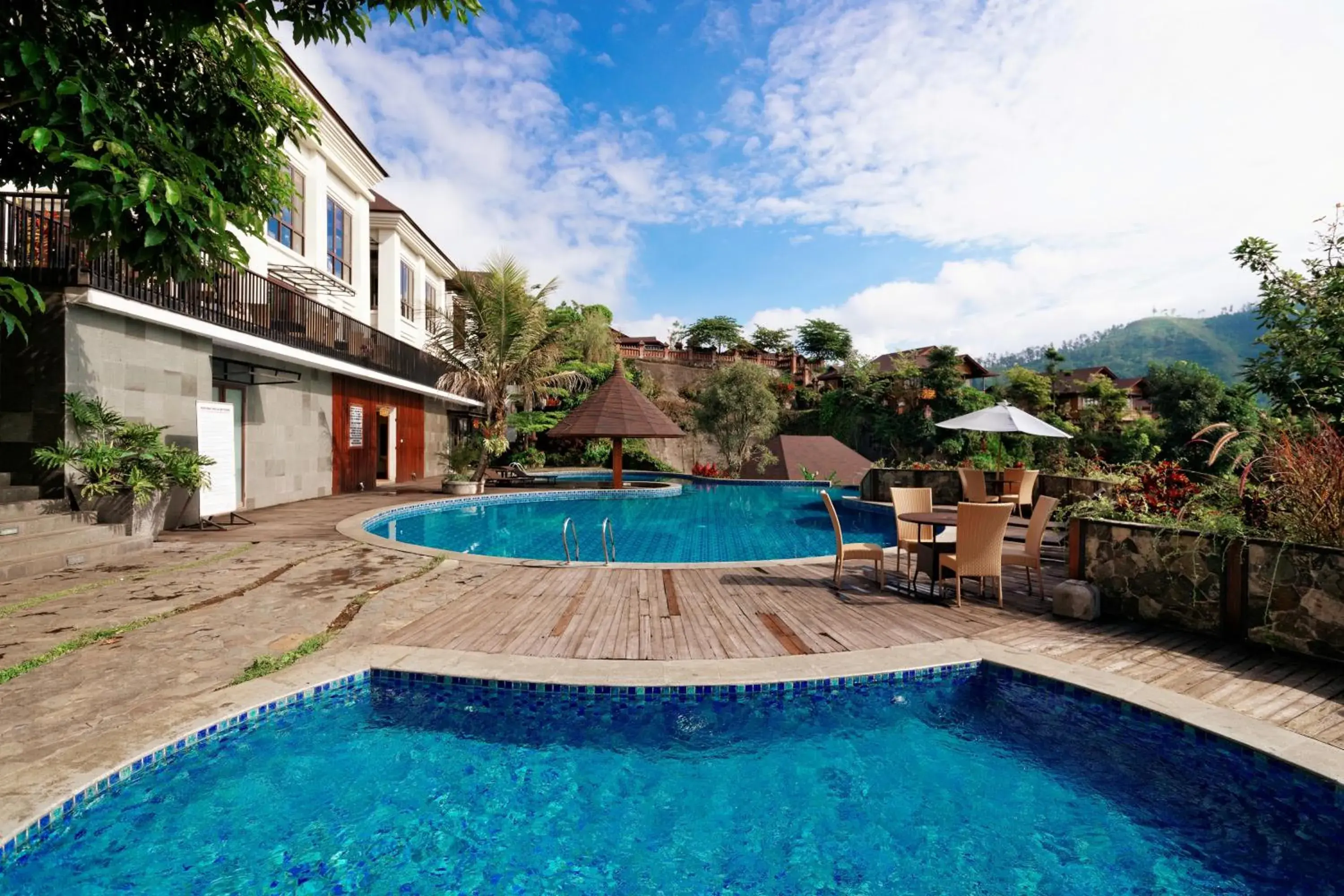 Lounge or bar in Jambuluwuk Convention Hall & Resort Batu Lounge or bar in Jambuluwuk Convention Hall & Resort Batu