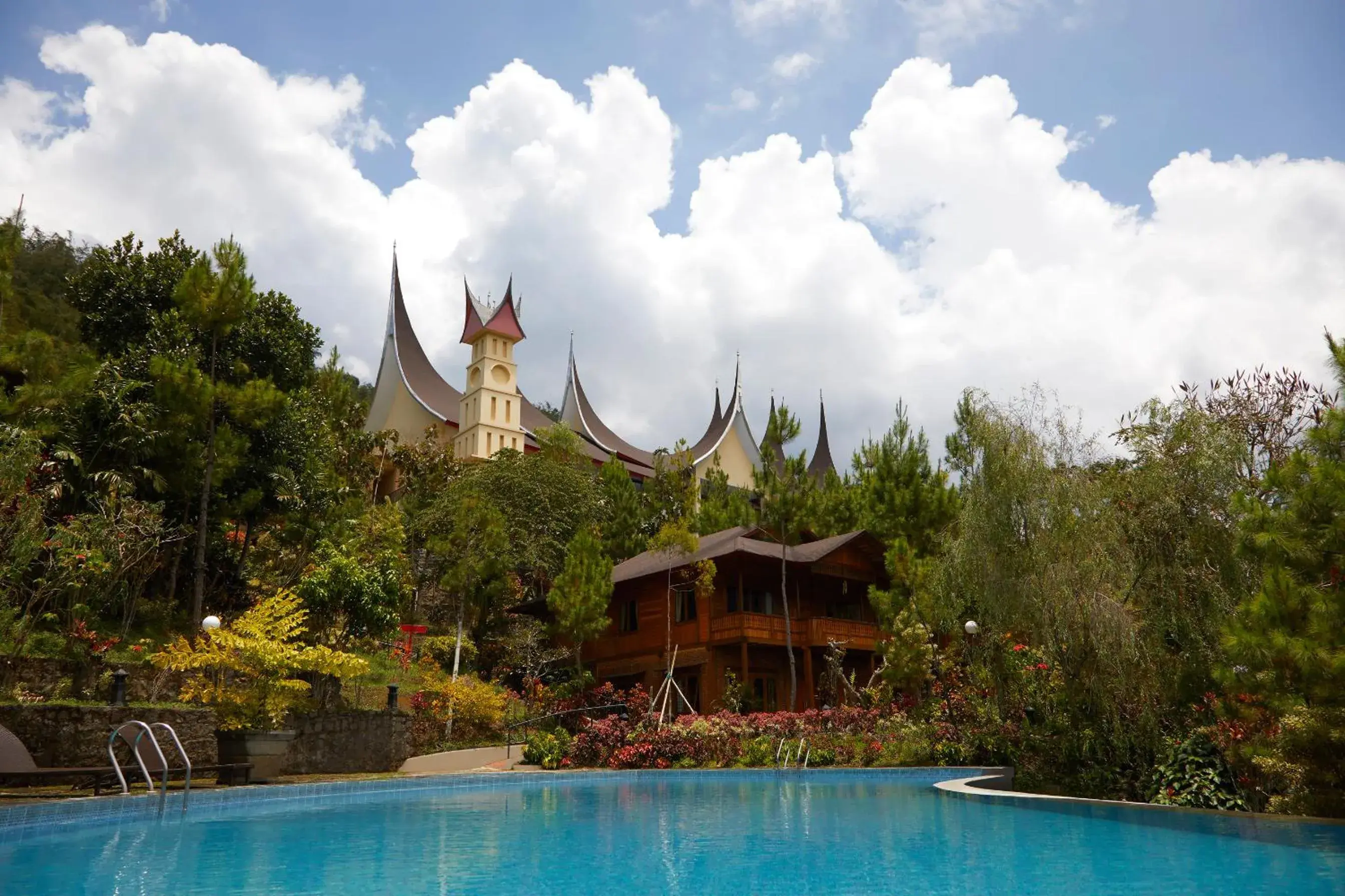 Swimming pool in Jambuluwuk Convention Hall & Resort Batu Swimming pool in Jambuluwuk Convention Hall & Resort Batu