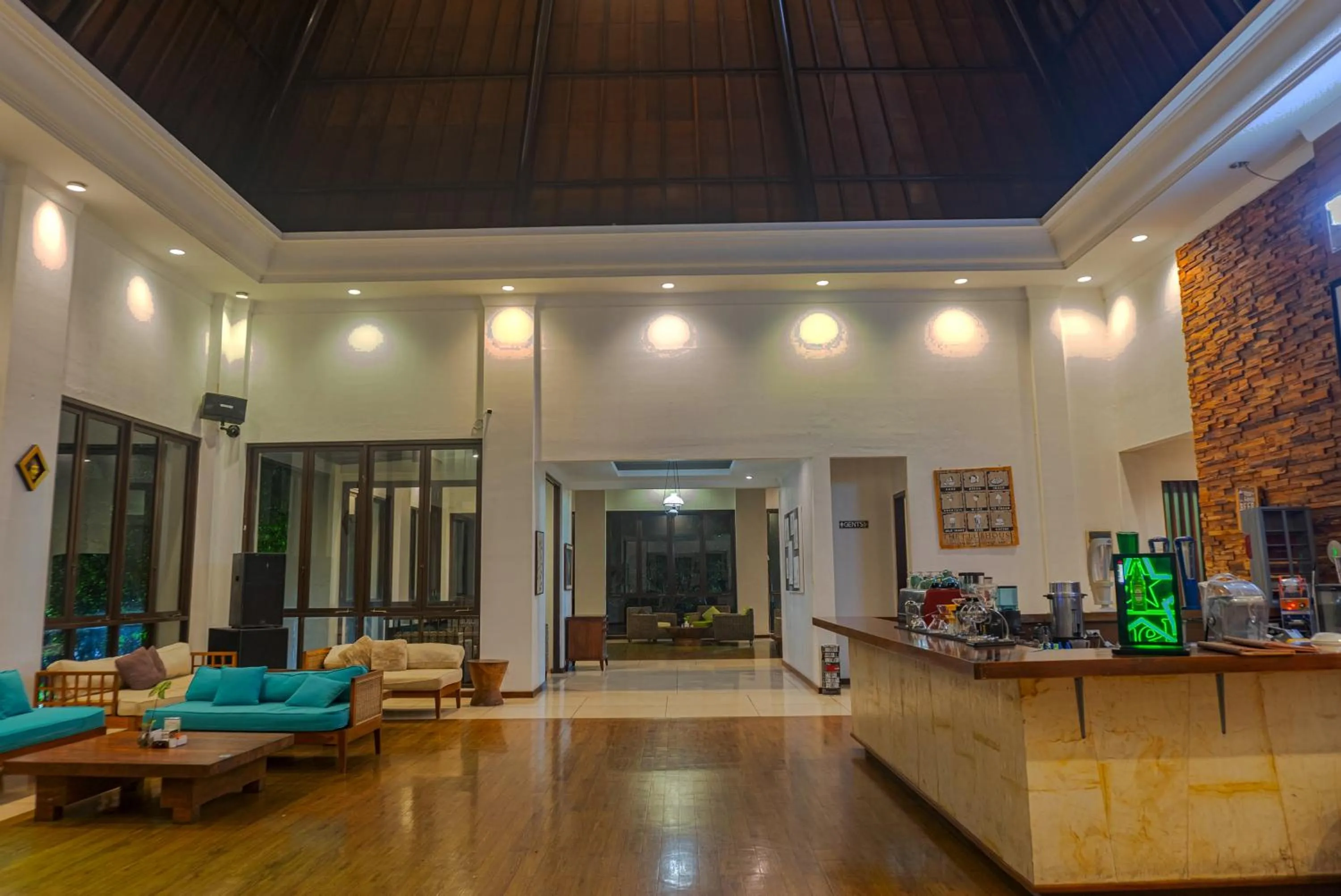 Restaurant/places to eat in Jambuluwuk Convention Hall & Resort Batu