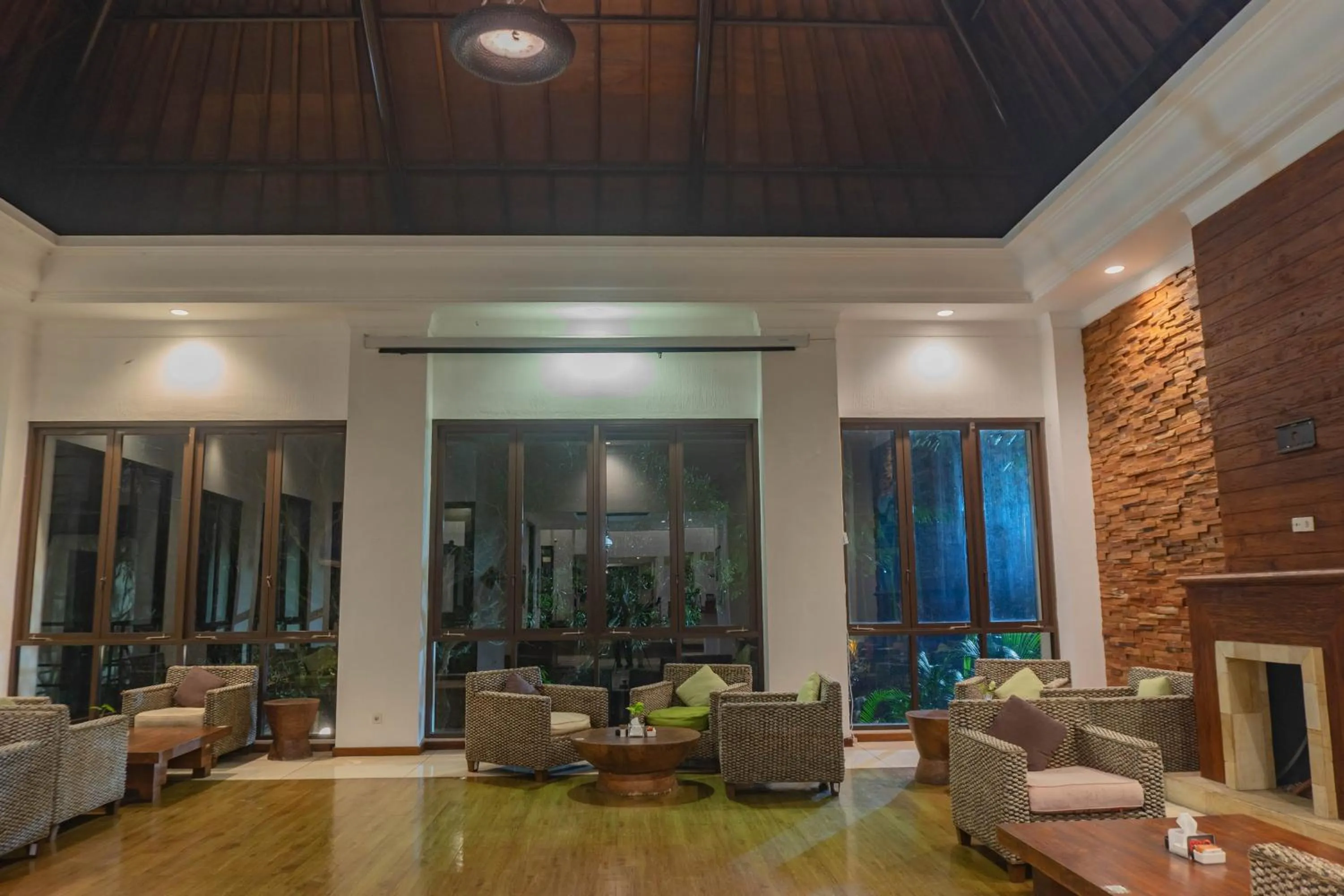 Restaurant/places to eat in Jambuluwuk Convention Hall & Resort Batu