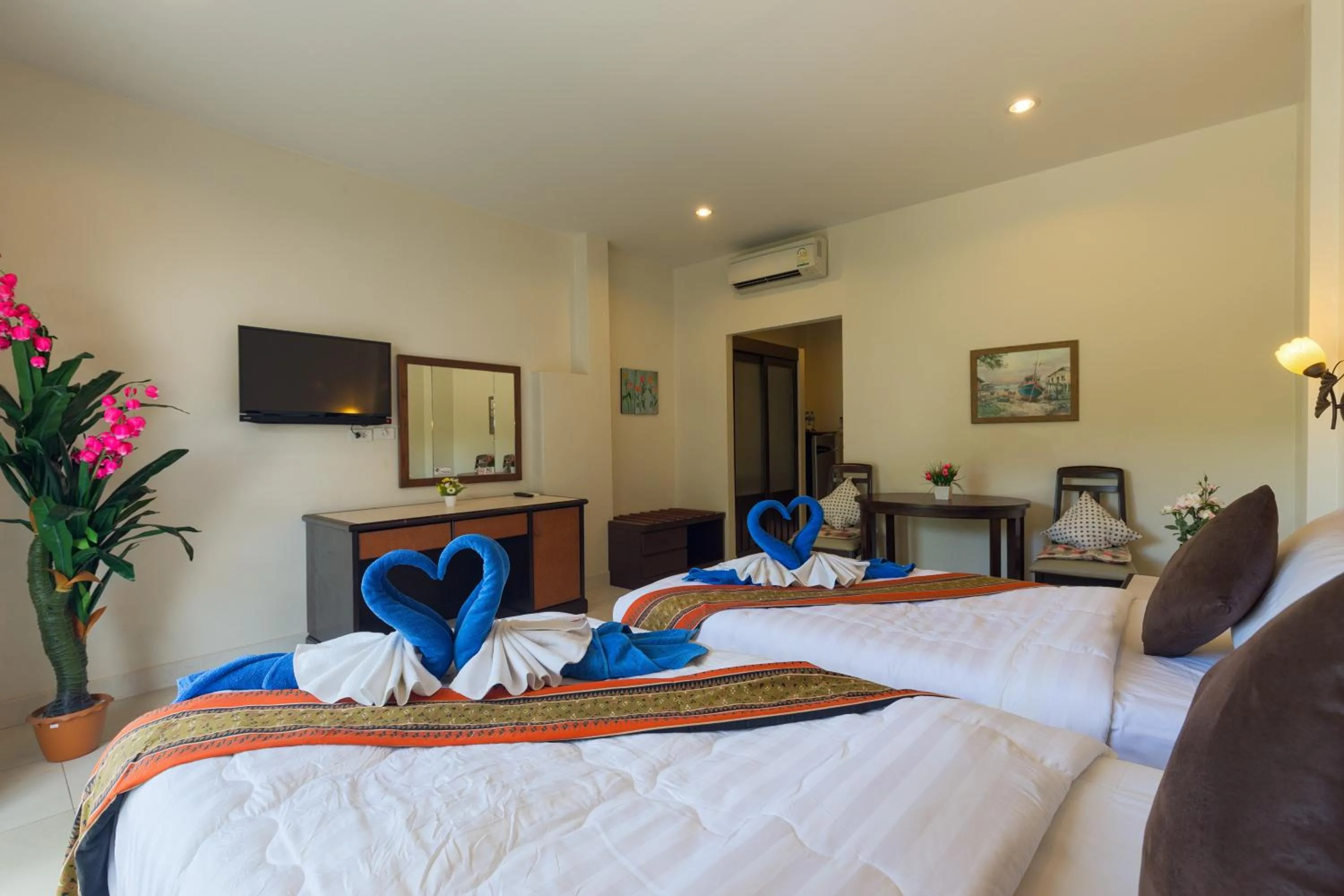 Photo of the whole room, Bed in Kasemsuk Hotel Karon