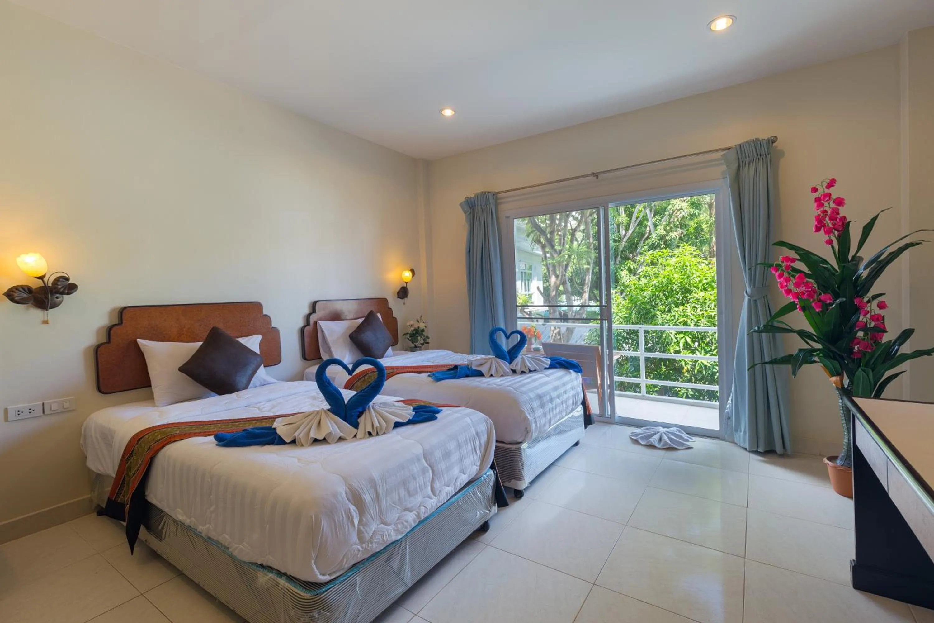 Photo of the whole room, Bed in Kasemsuk Hotel Karon