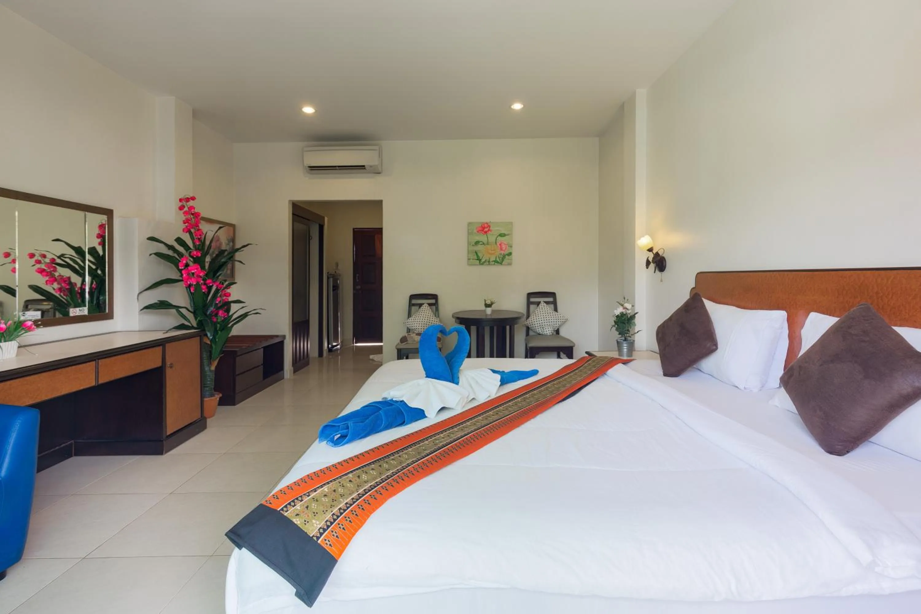 Photo of the whole room, Bed in Kasemsuk Hotel Karon