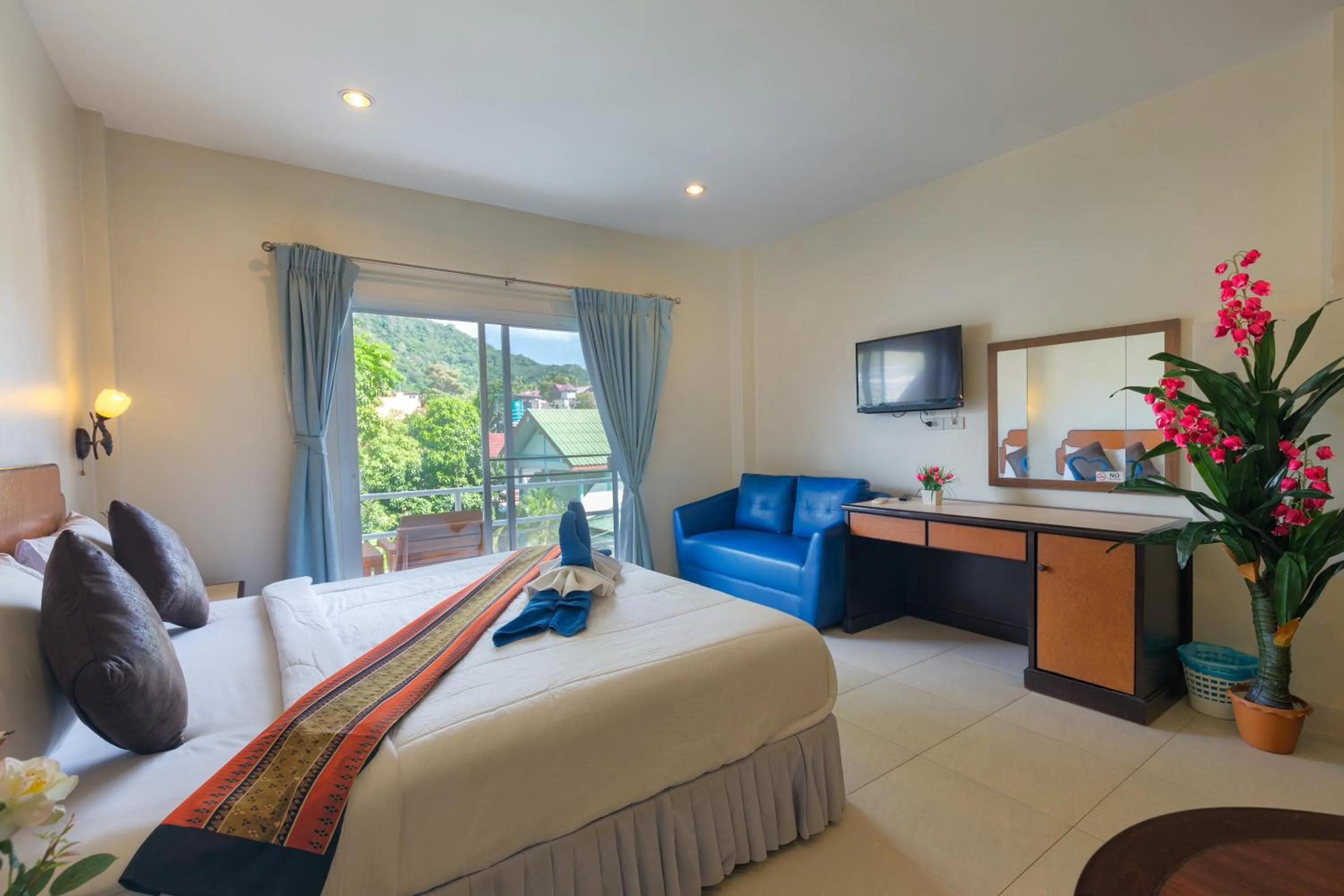 Photo of the whole room, Bed in Kasemsuk Hotel Karon