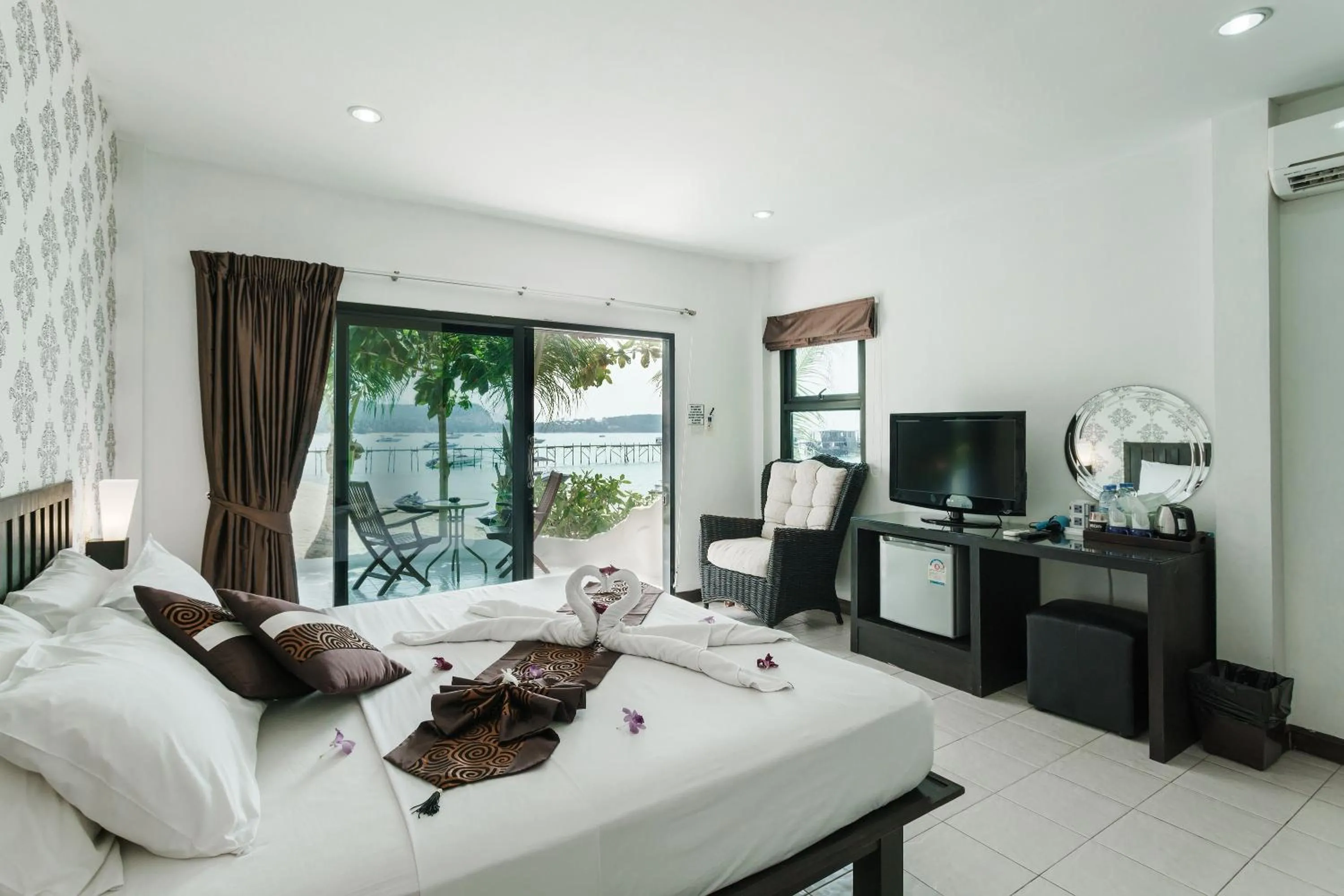 Photo of the whole room, Bed in Samui Pier Beach Front & Resort
