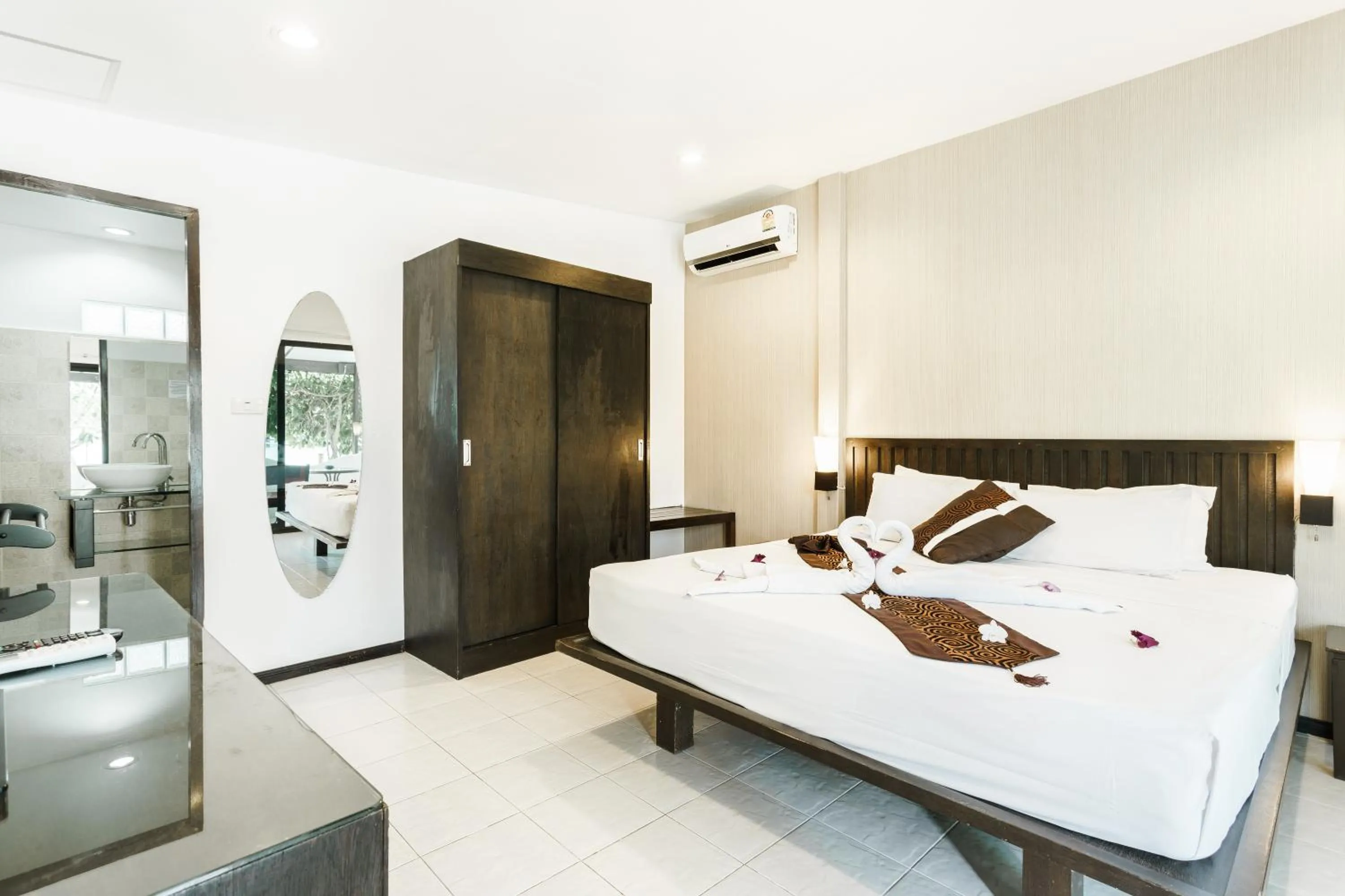 Bed in Samui Pier Beach Front & Resort