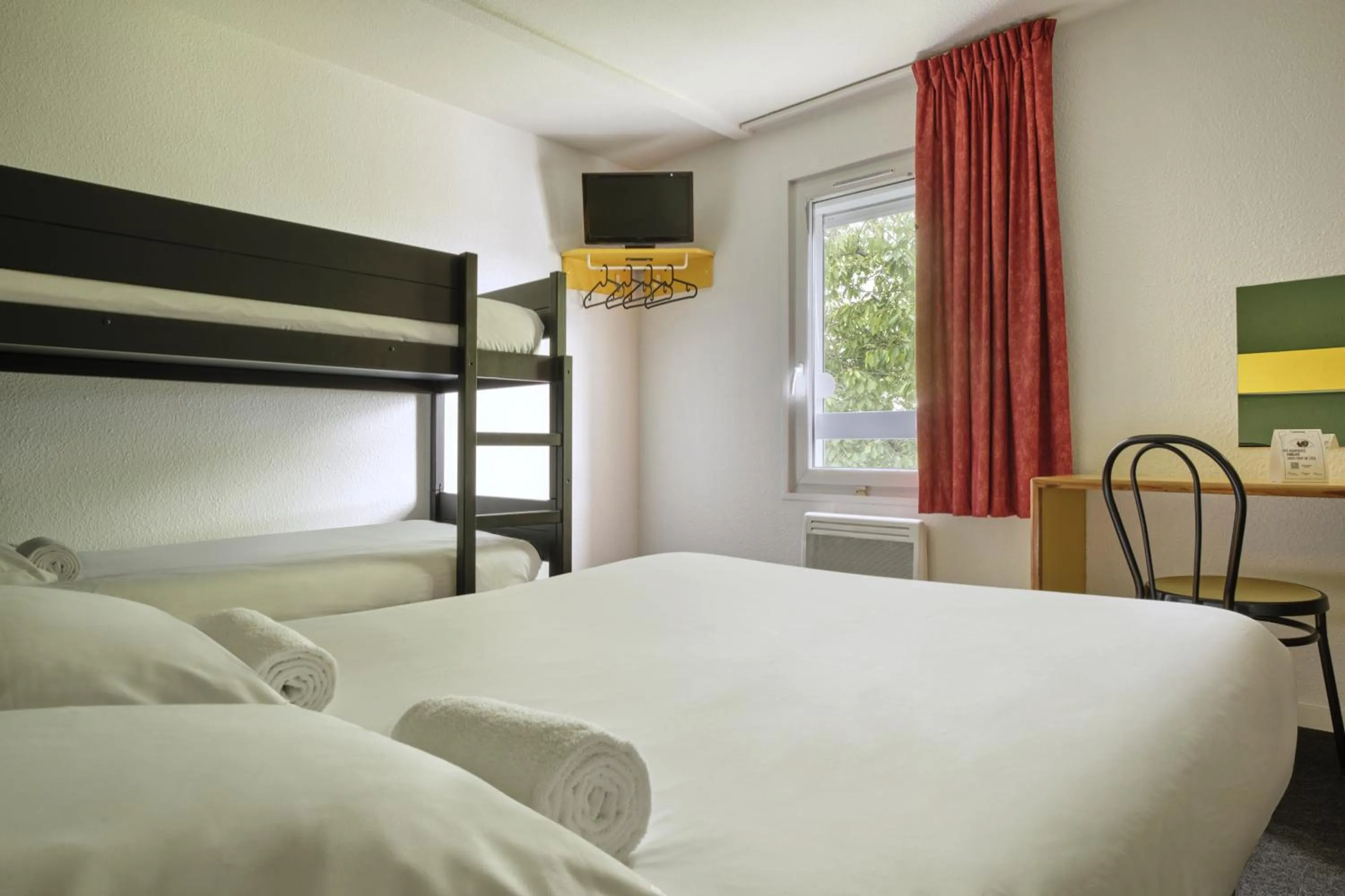 Photo of the whole room, Bed in The Originals Access, Hôtel Moustache, Seclin