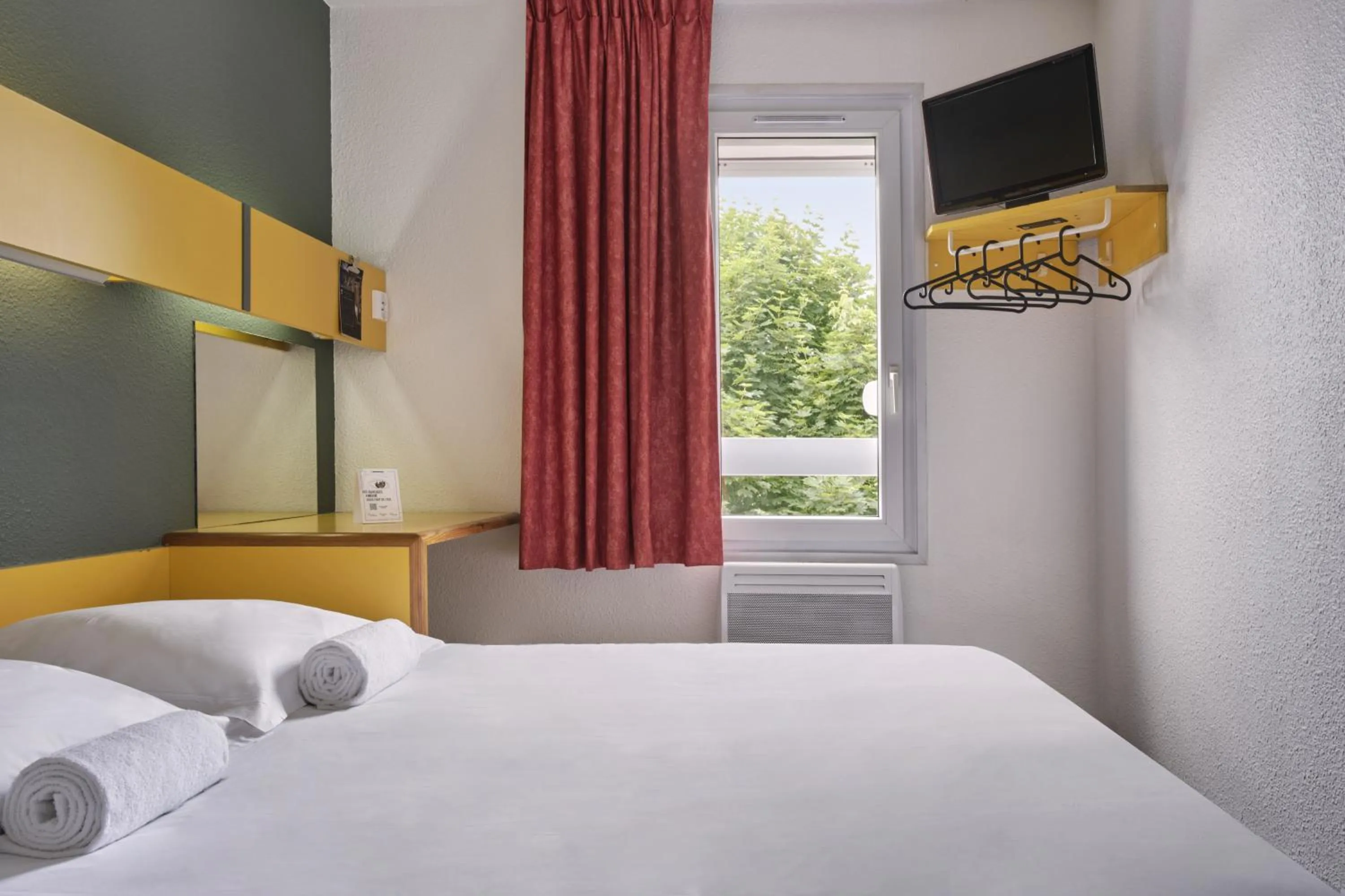 Photo of the whole room, Bed in The Originals Access, Hôtel Moustache, Seclin