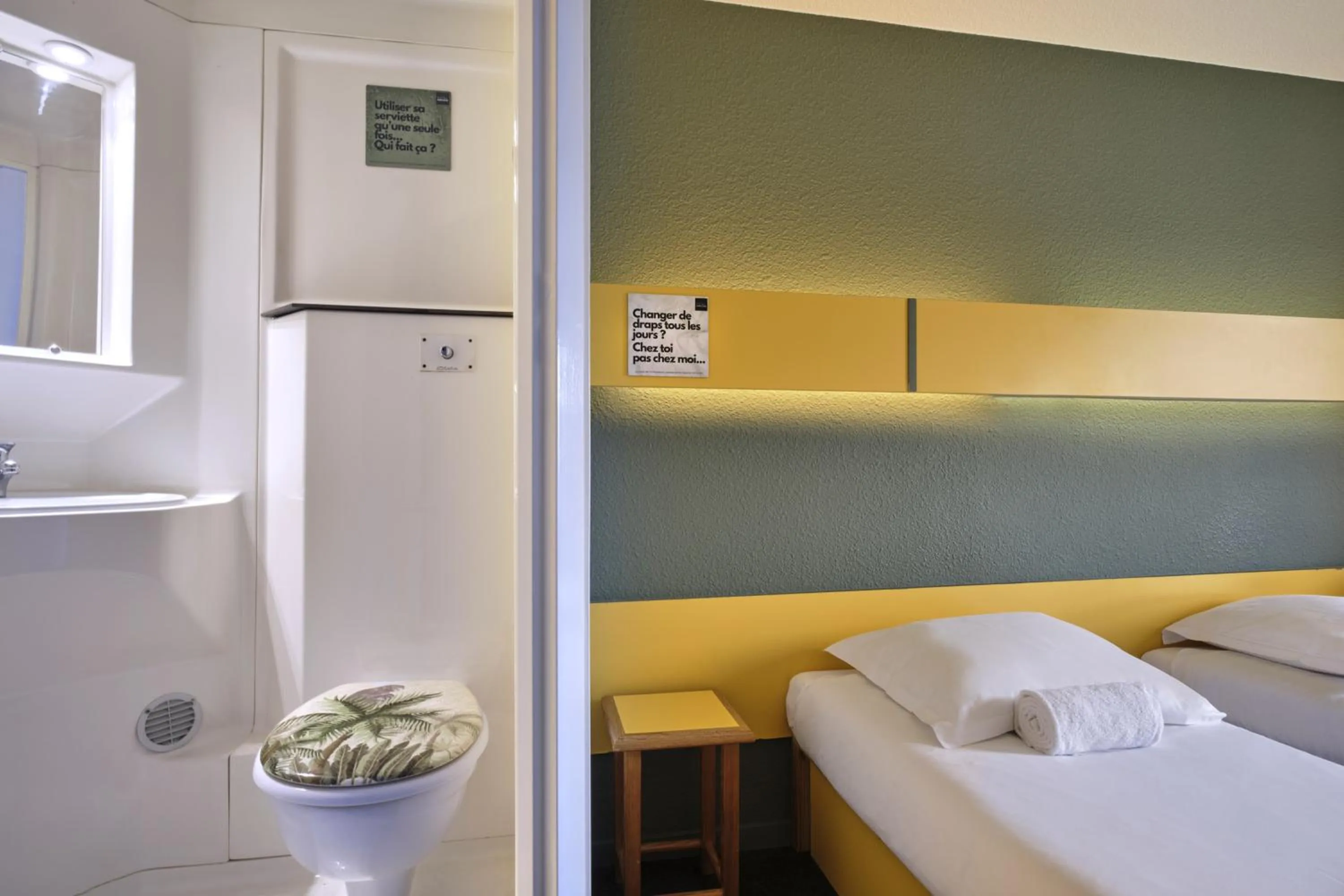 Shower, Bed in The Originals Access, Hôtel Moustache, Seclin