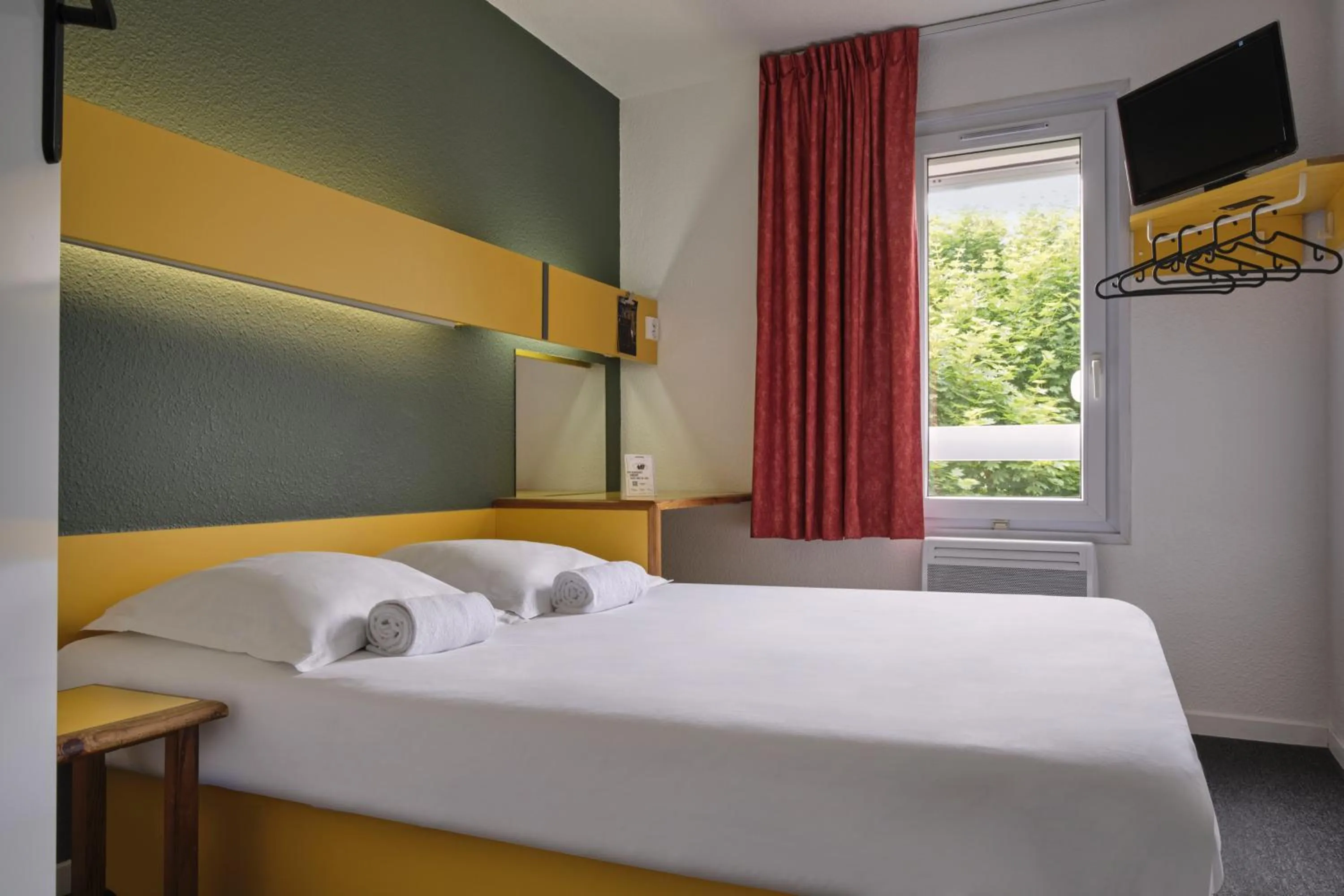 Photo of the whole room, Bed in The Originals Access, Hôtel Moustache, Seclin