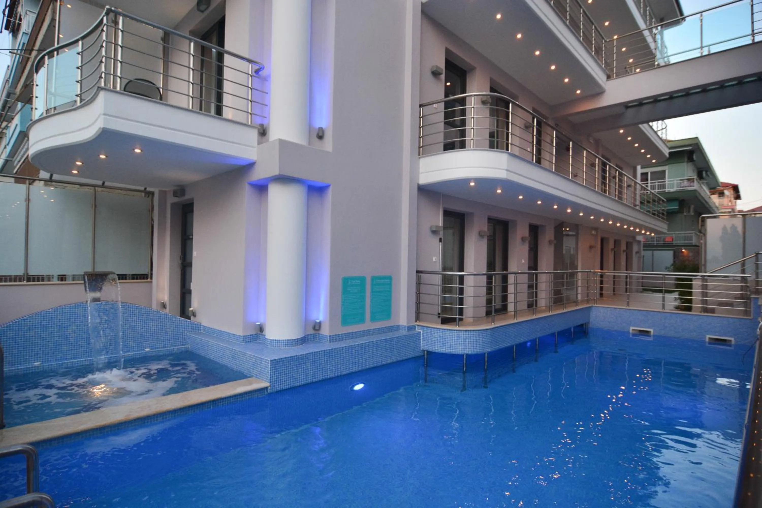 Swimming pool in Panorama Inn Hotel