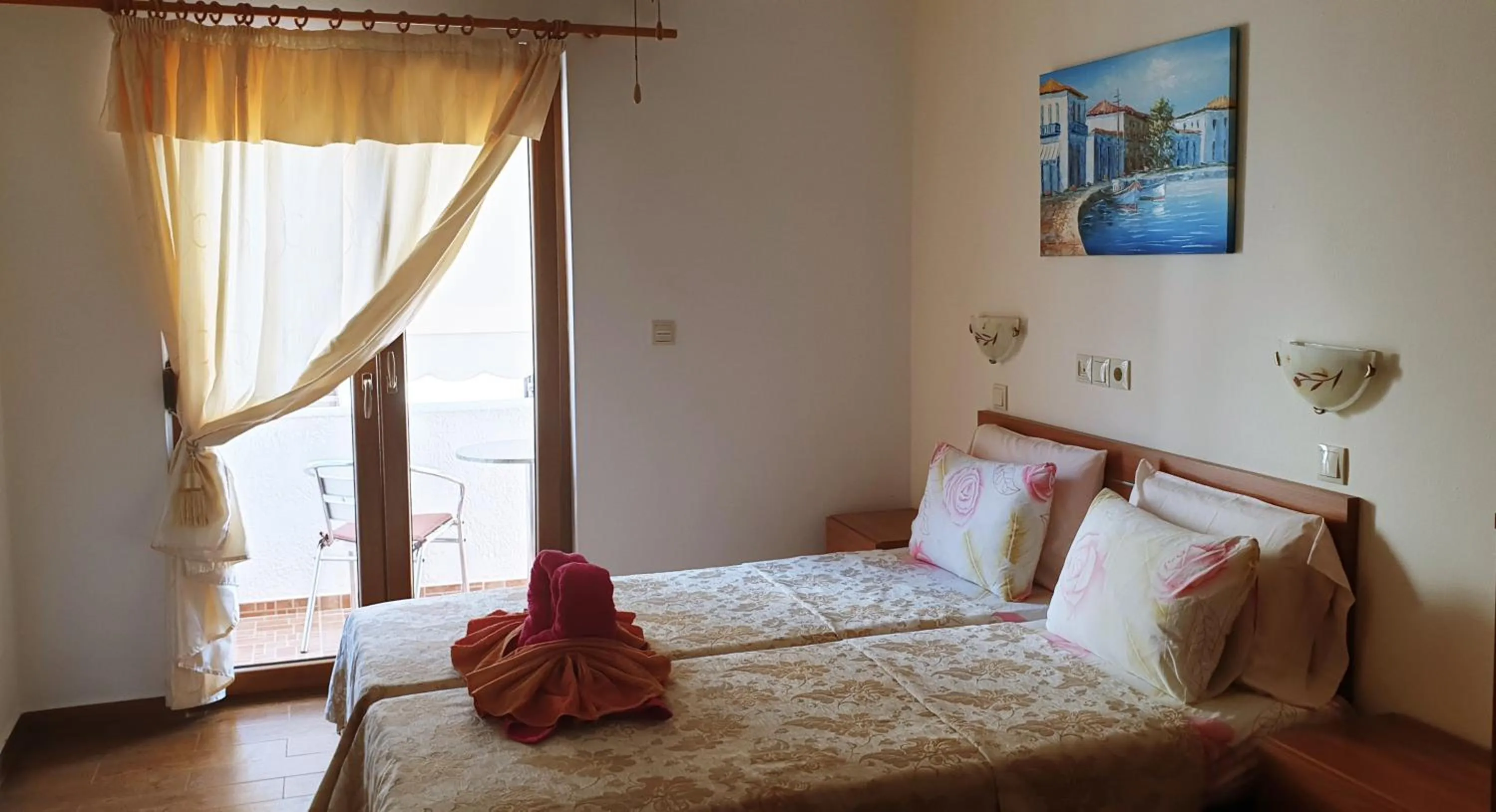 Photo of the whole room, Bed in Apollo Studios