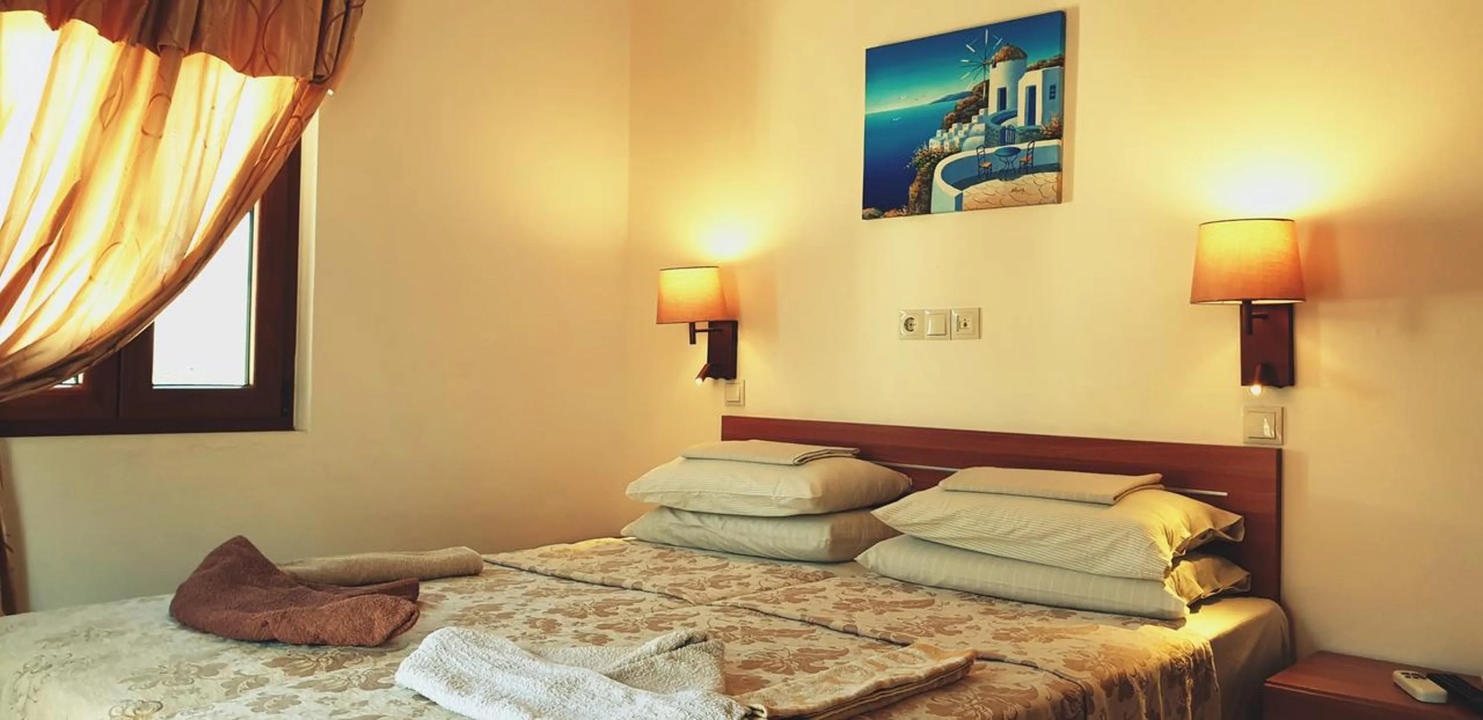 Photo of the whole room, Bed in Apollo Studios