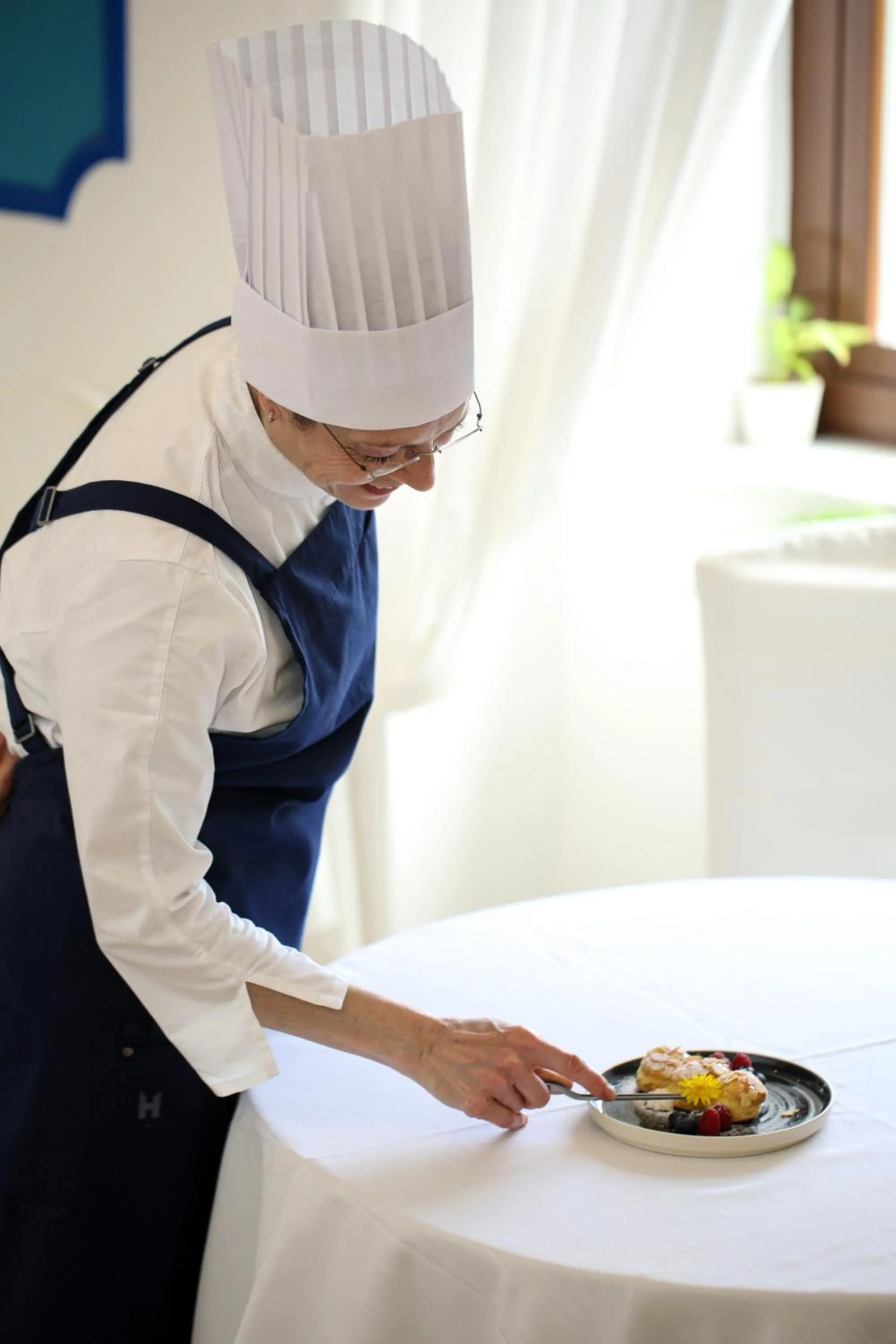 Restaurant/places to eat in Hotel Royal Hills